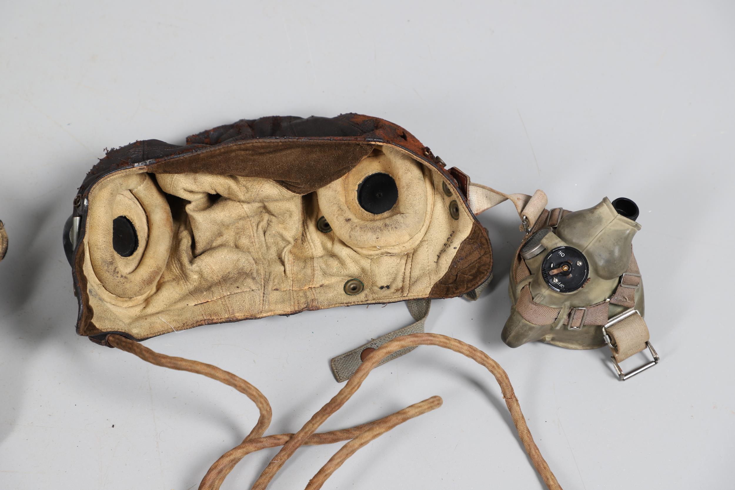 A SECOND WORLD WAR TYPE-C FLYING HELMET GOGGLES AND COMMUNICATIONS MASK. - Bild 7 aus 17