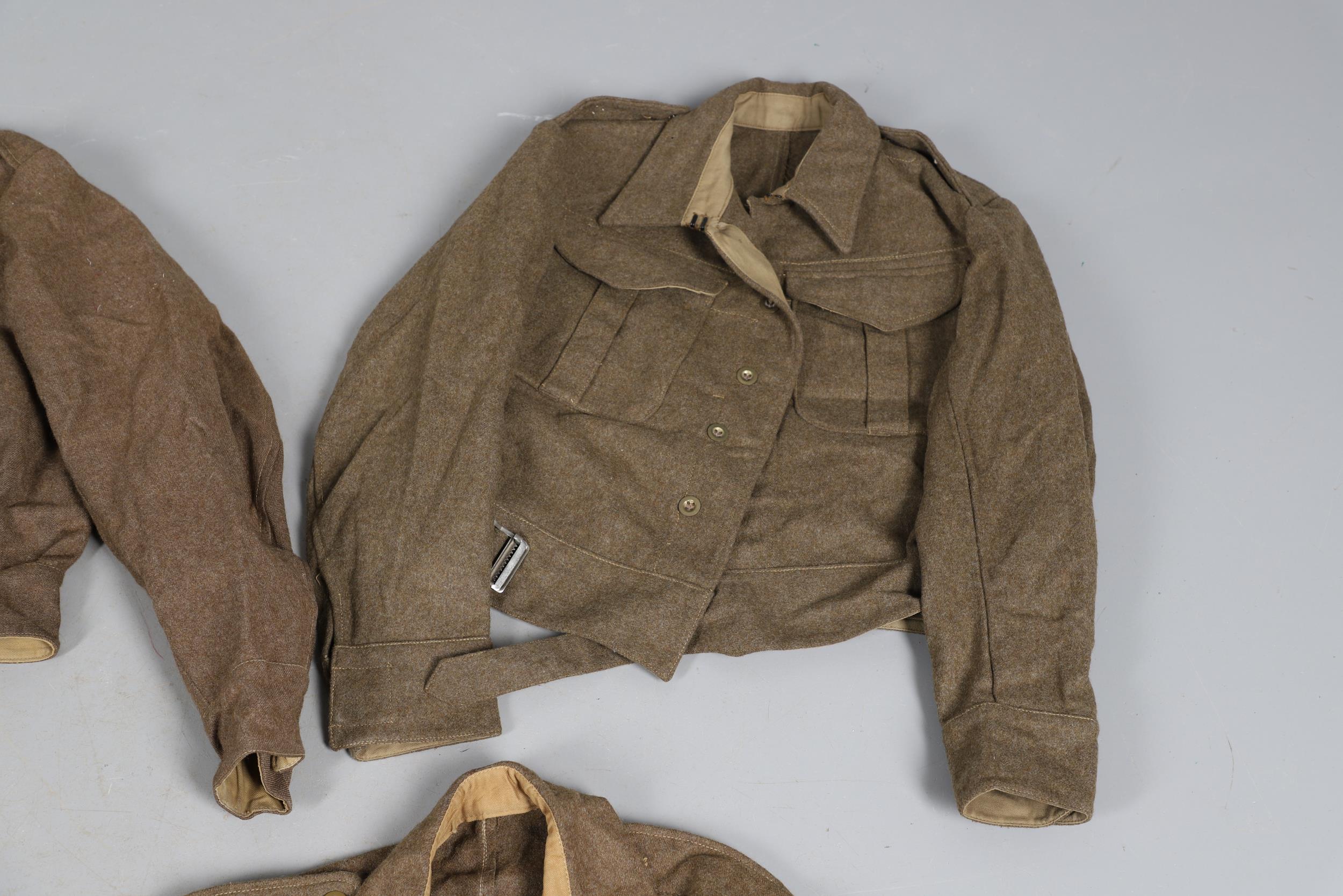 A COLLECTION OF FIVE SECOND WORLD WAR AND LATER BATTLEDRESS TUNICS. 1940 PATTERN AND SIMILAR. - Bild 4 aus 15