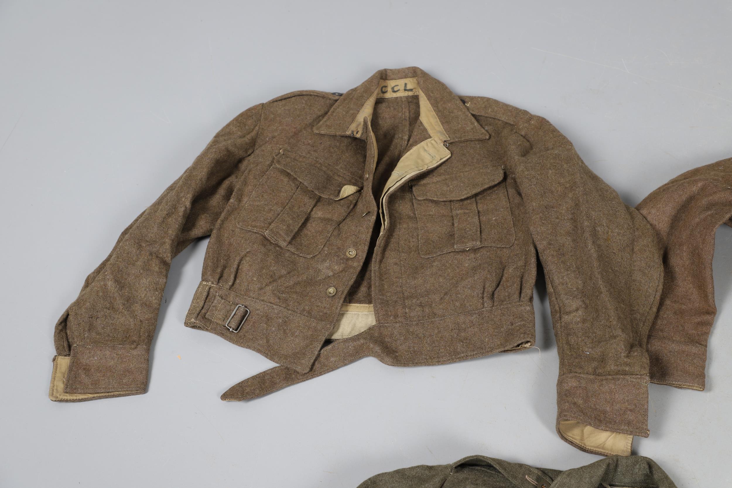 A COLLECTION OF FIVE SECOND WORLD WAR AND LATER BATTLEDRESS TUNICS. 1940 PATTERN AND SIMILAR. - Bild 6 aus 15