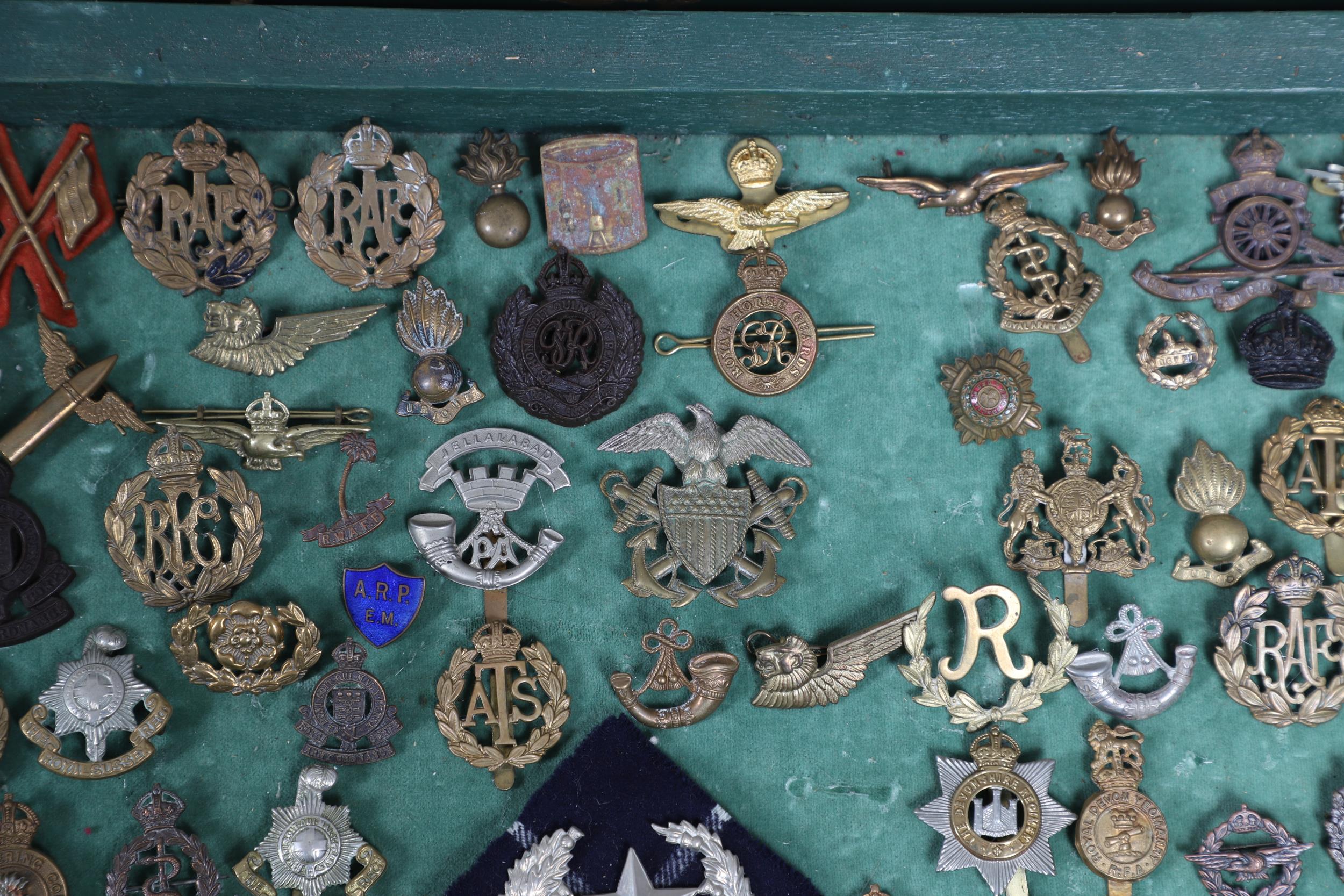 A COLLECTION OF MILITARY CAP BADGES AND OTHER INSIGNIA. - Bild 4 aus 11