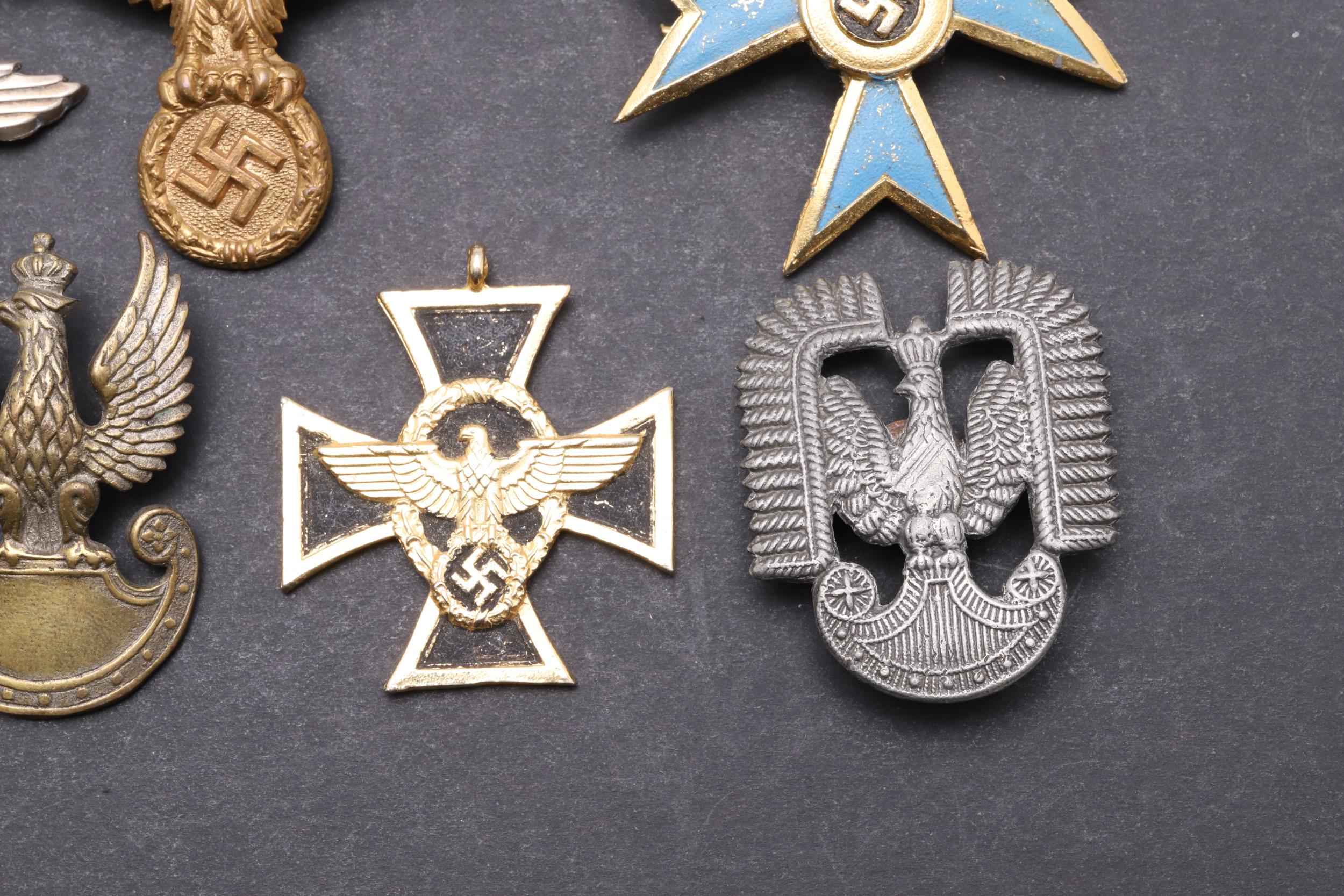 A SECOND WORLD WAR GERMAN MARKSMAN'S BADGE AND OTHERS SIMILAR. - Image 9 of 10