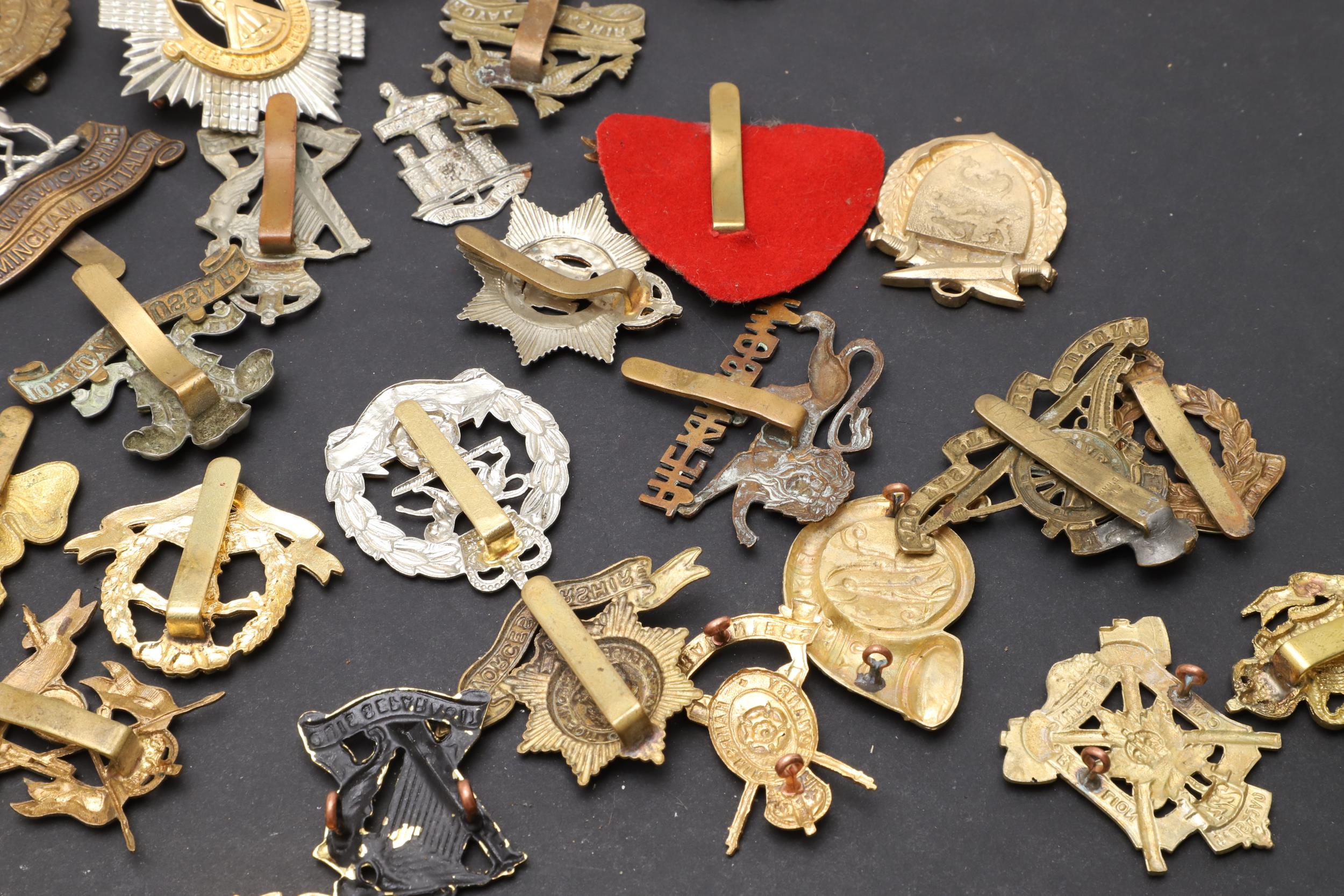 A COLLECTION OF APPROXIMATELY 100 CAP BADGES TO INCLUDE THE WARWICKSHIRE REGIMENT AND OTHERS. - Image 14 of 14