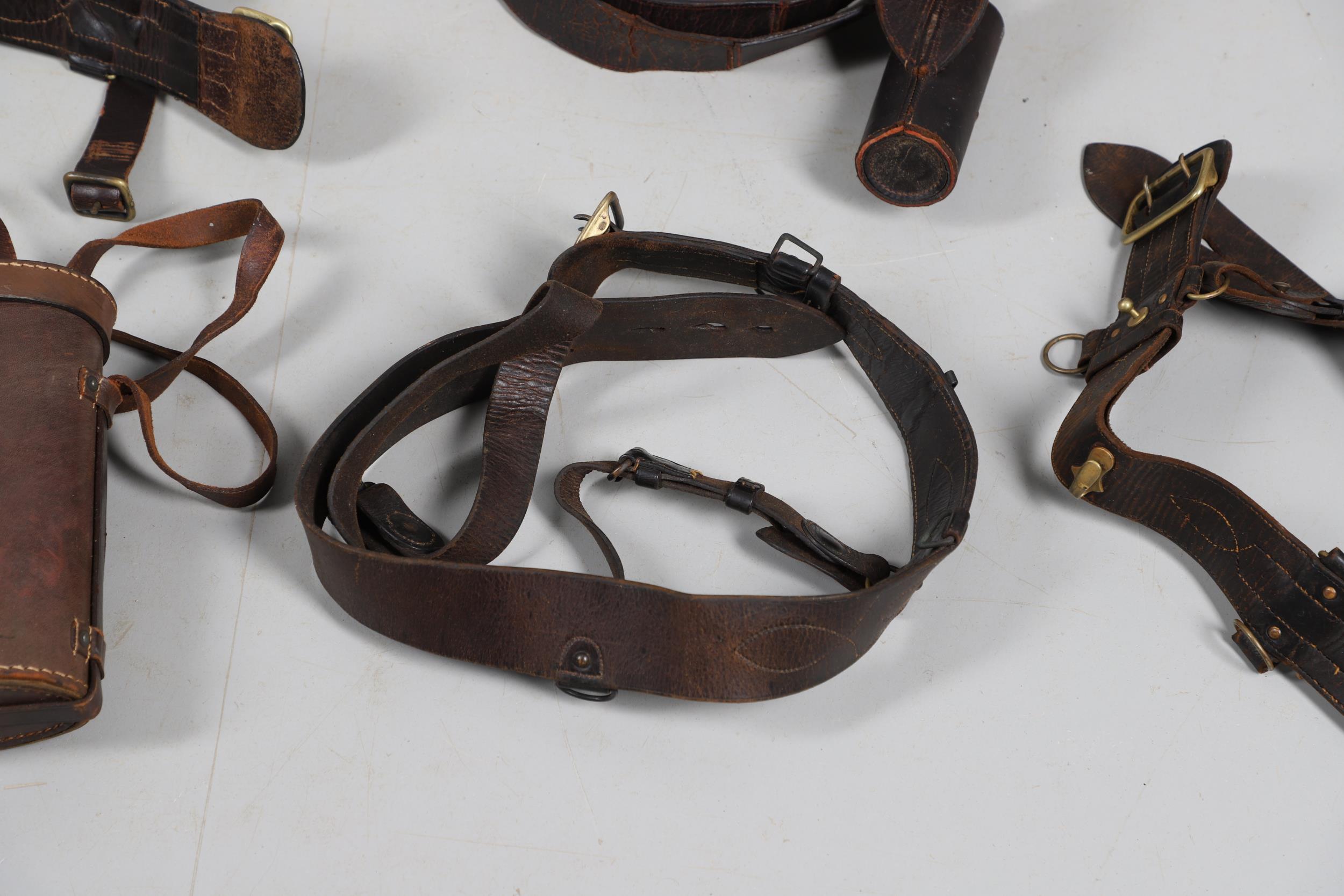 A LARGE COLLECTION OF SECOND WORLD WAR AND SIMILAR LEATHER ITEMS TO INCLUDE SAM BROWNE BELTS, GAITER - Bild 11 aus 14