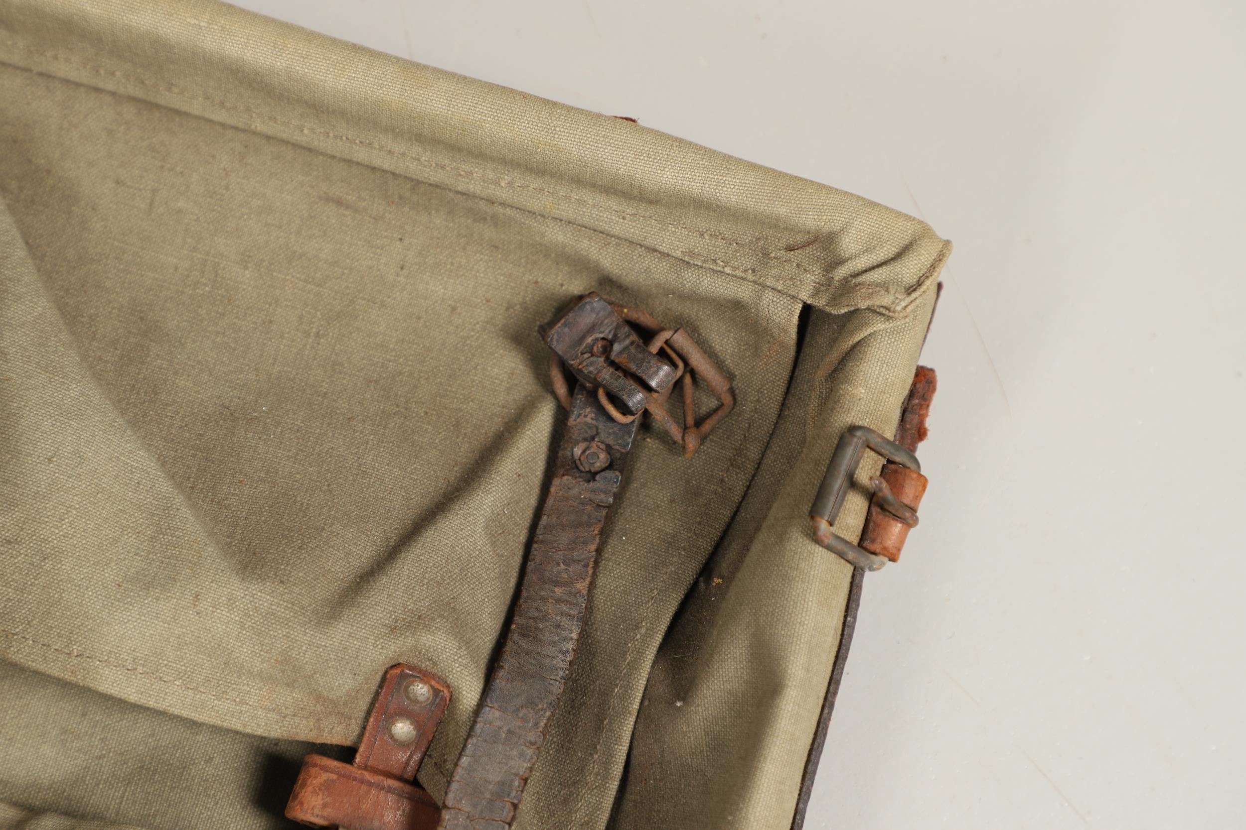 A FIRST WORLD WAR GERMAN BACKPACK. - Bild 8 aus 13