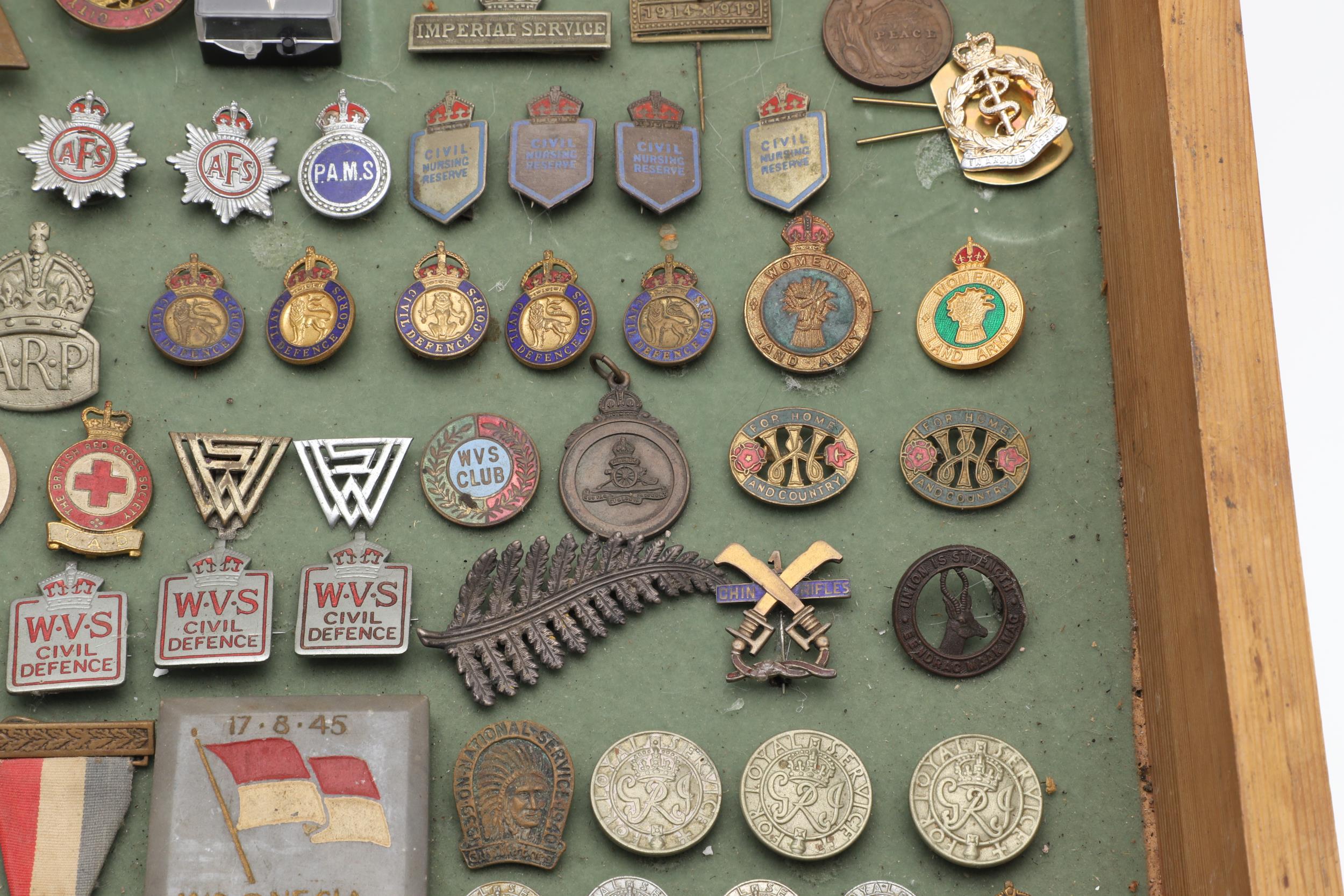AN INTERESTING COLLECTION OF MILITARY RELATED ENAMEL AND SIMILAR BADGES. - Image 5 of 7