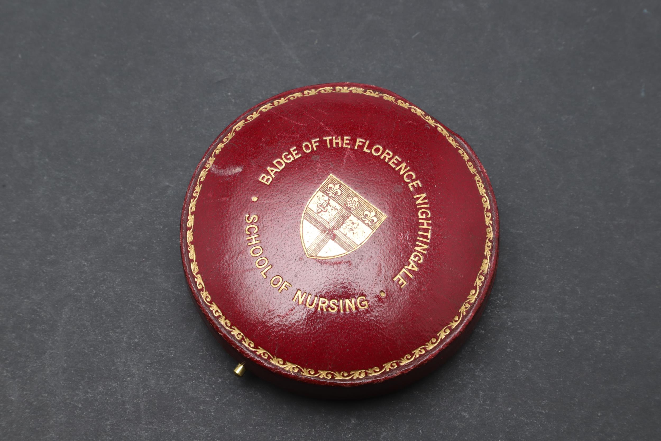 THE BADGE OF THE FLORENCE NIGHTINGALE SCHOOL OF NURSING. - Image 5 of 8