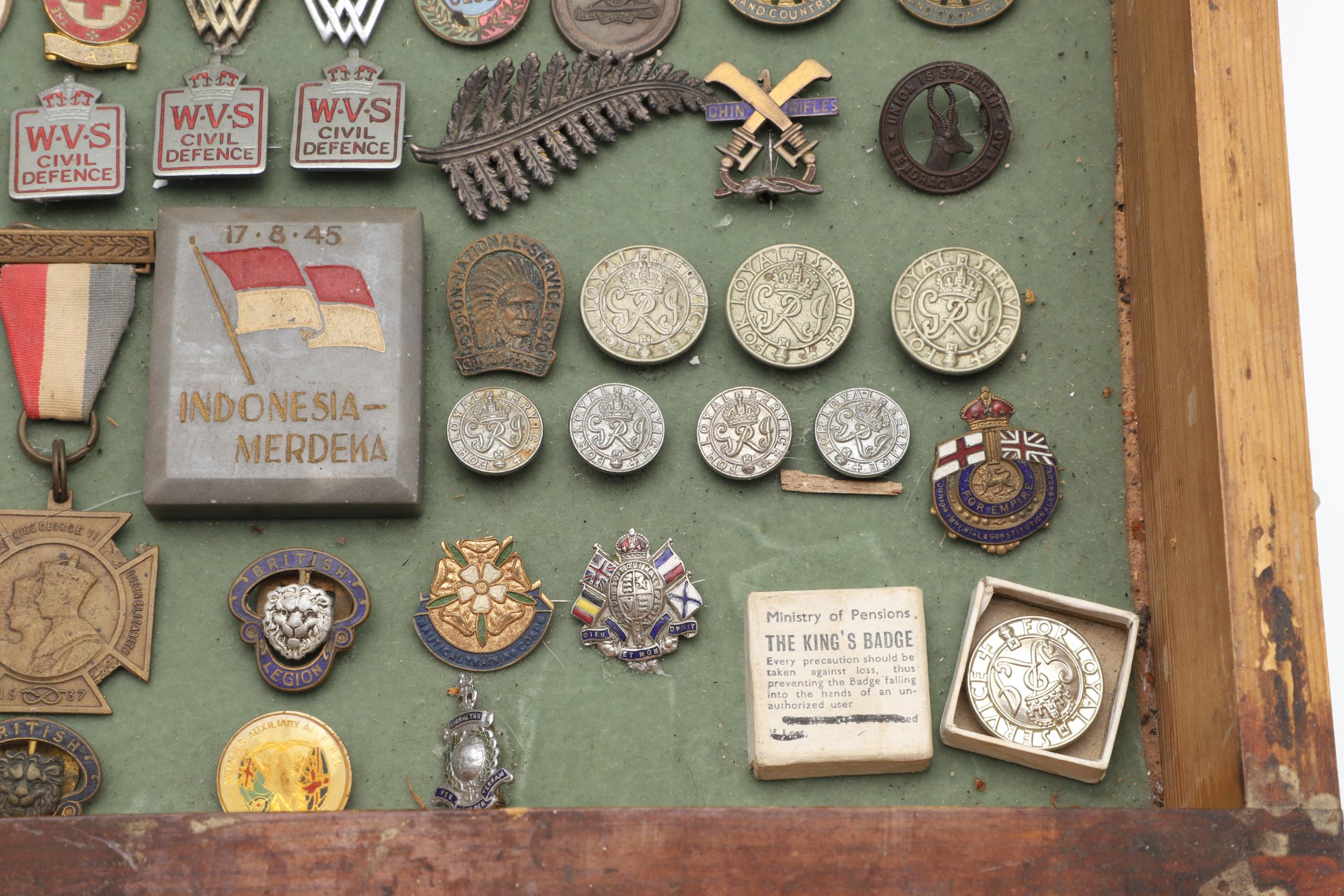 AN INTERESTING COLLECTION OF MILITARY RELATED ENAMEL AND SIMILAR BADGES. - Image 7 of 7