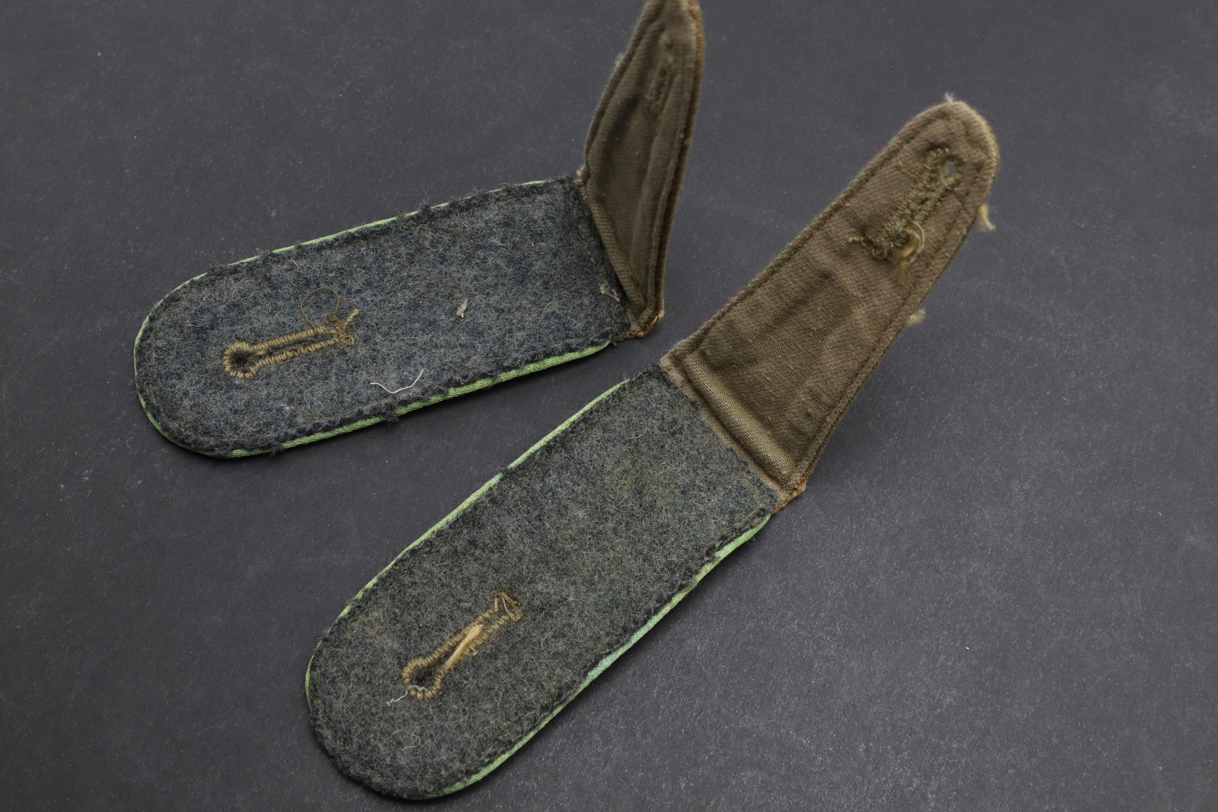 A PAIR OF SECOND WORLD WAR GERMAN ARMY AFRIKAKORPS PANZERGRENADIER MAN'S SHOULDER STRAPS. - Bild 4 aus 4