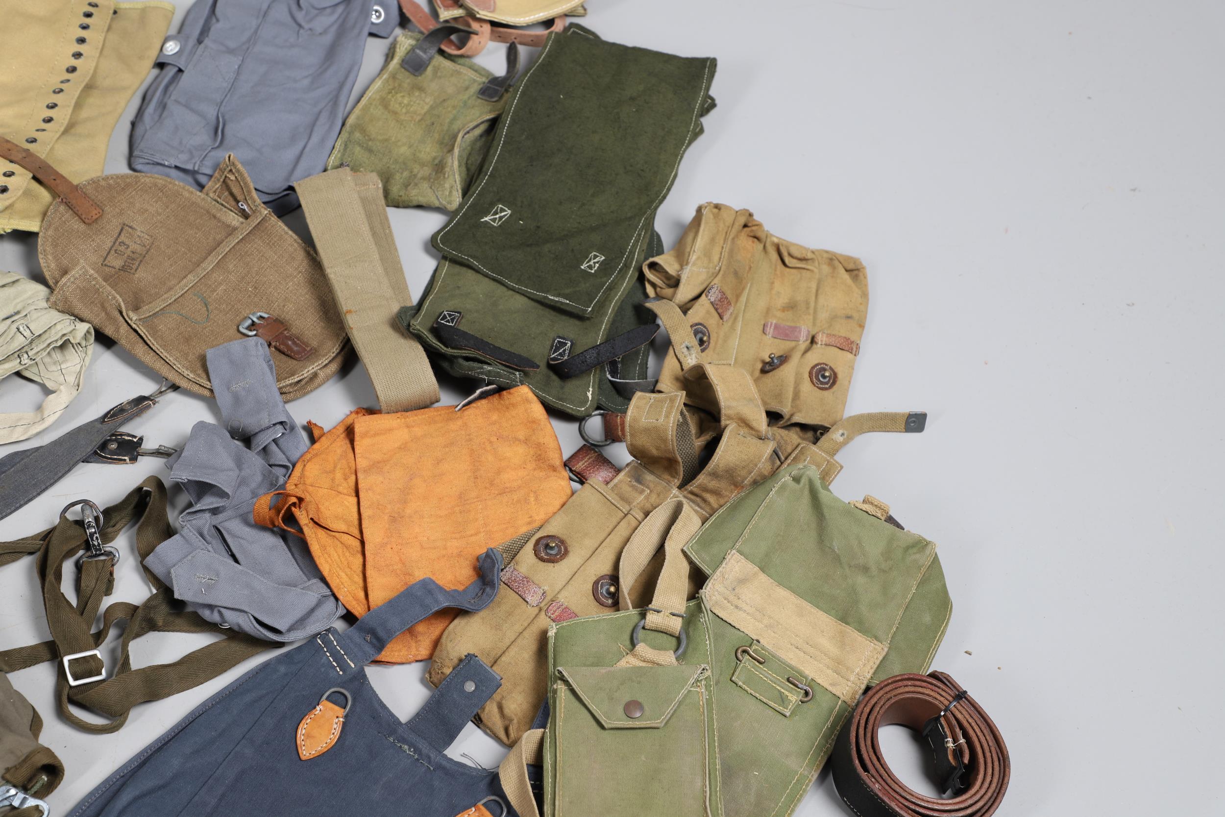 A LARGE COLLECTION OF WEBBING BELTS, KNEE PADS AND OTHER UNIFORM ITEMS, SECOND WORLD WAR AND LATER. - Bild 18 aus 28