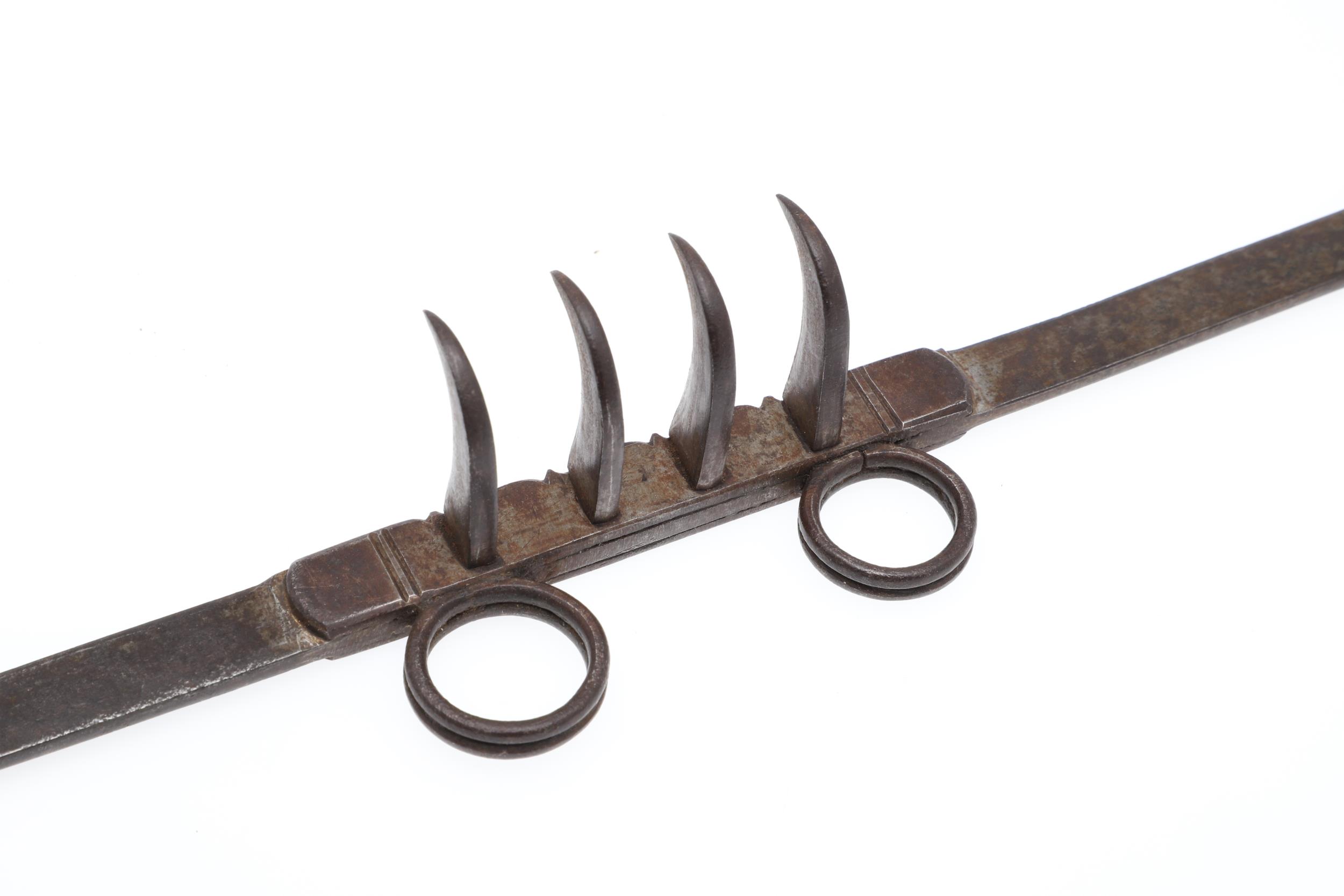 AN INDIAN BAGH NAKH OR TIGER'S CLAW KNIFE. - Image 3 of 6