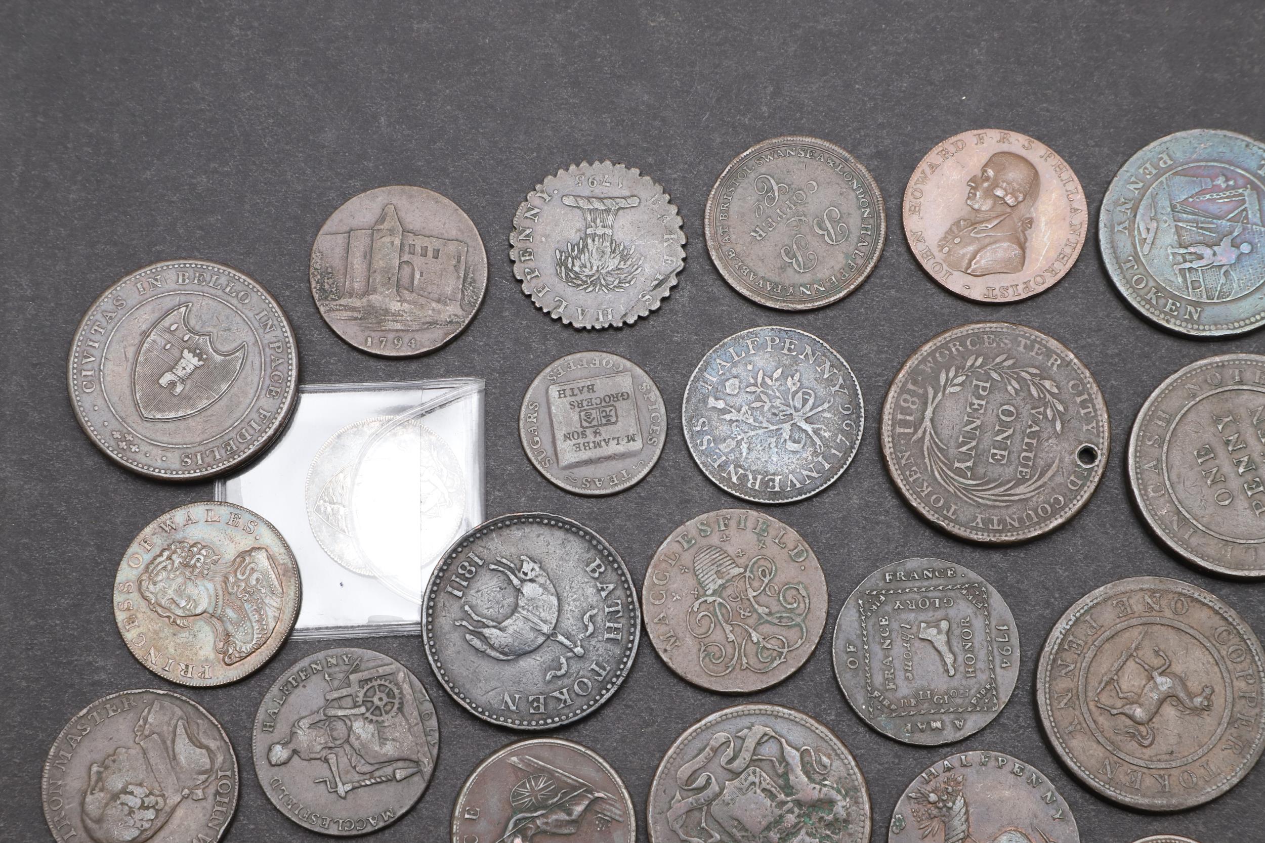 AN INTERESTING COLLECTION OF EARLY 19TH CENTURY TOKENS AND REGIONAL ISSUES. - Bild 2 aus 5