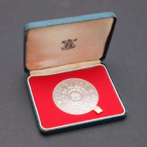 A ROYAL MINT SILVER MEDAL COMMEMORATING THE SILVER JUBILEE, 1977.