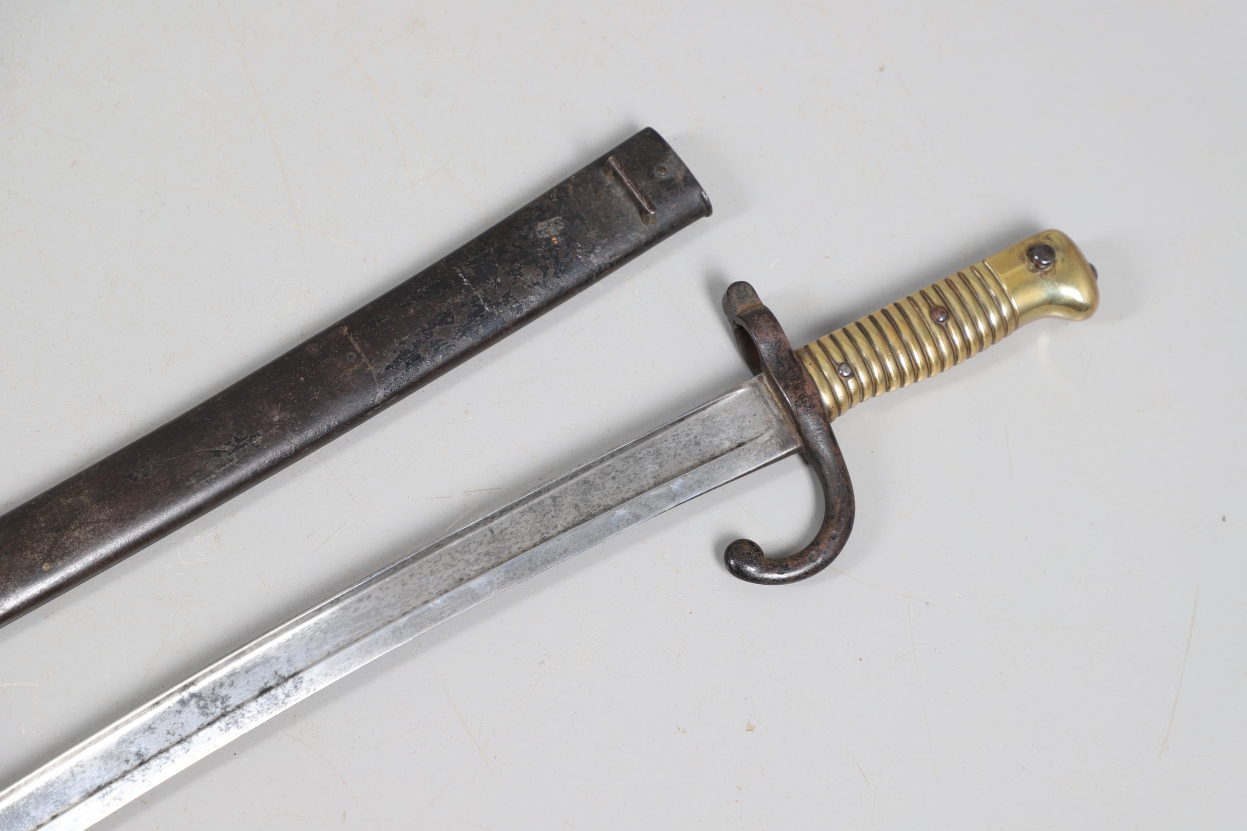 A 19TH CENTURY FRENCH CHASSEPOT BAYONET AND SCABBARD BY A SCARCE MANUFACTURER. - Bild 6 aus 12