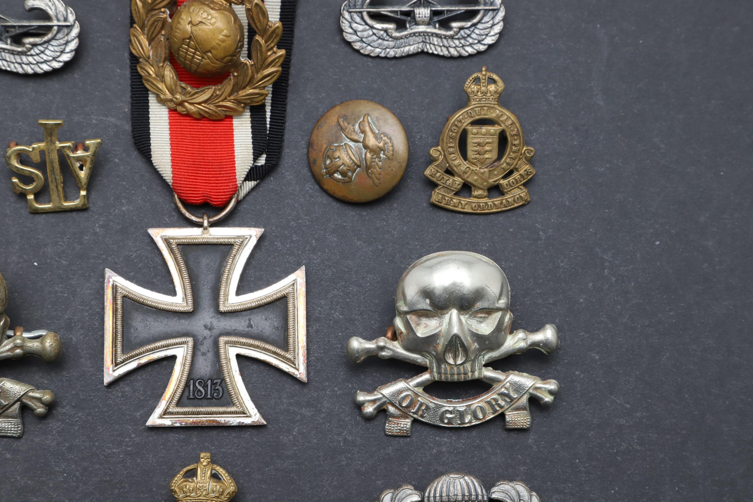 A COLLECTION OF SECOND WORLD WAR GERMAN AND BRITISH BADGES TO INCLUDE A WOUND BADGE. - Image 4 of 9