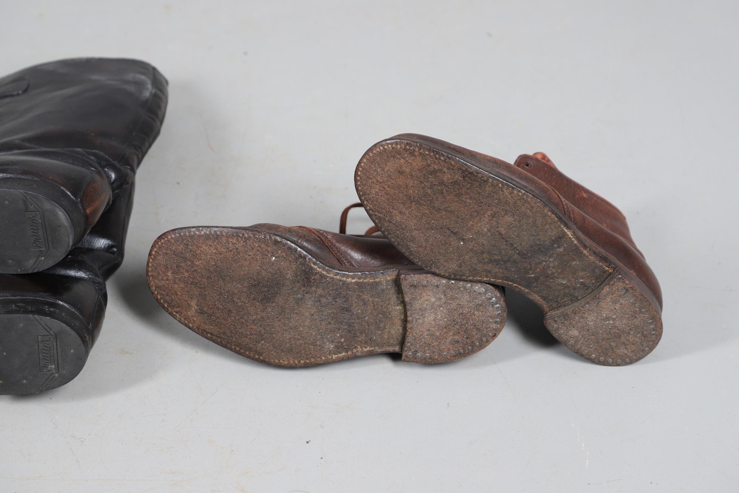 A COLLECTION OF MILITARY TYPE BOOTS TO INCLUDE A PAIR OF GERMAN TYPE BOOTS. - Bild 14 aus 14