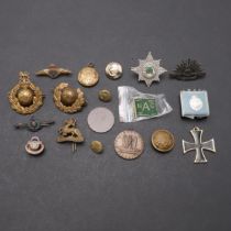 AN INTERESTING COLLECTION OF MILITARY BADGES, BUTTONS AND INSIGNIA.