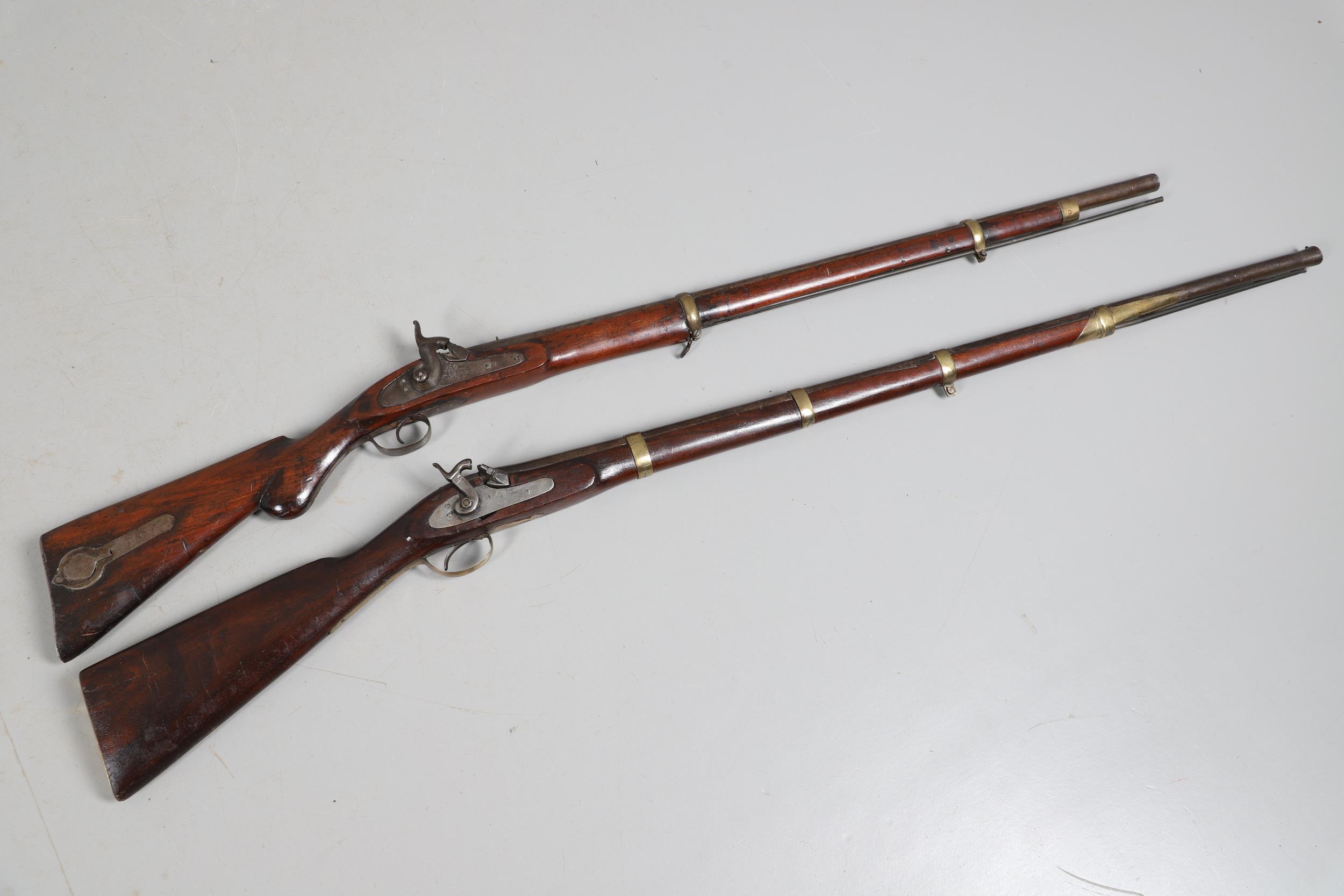 A 19TH CENTURY ENFIELD TYPE PERCUSSION FIRING RIFLE AND ANOTHER SIMILAR. - Bild 2 aus 22