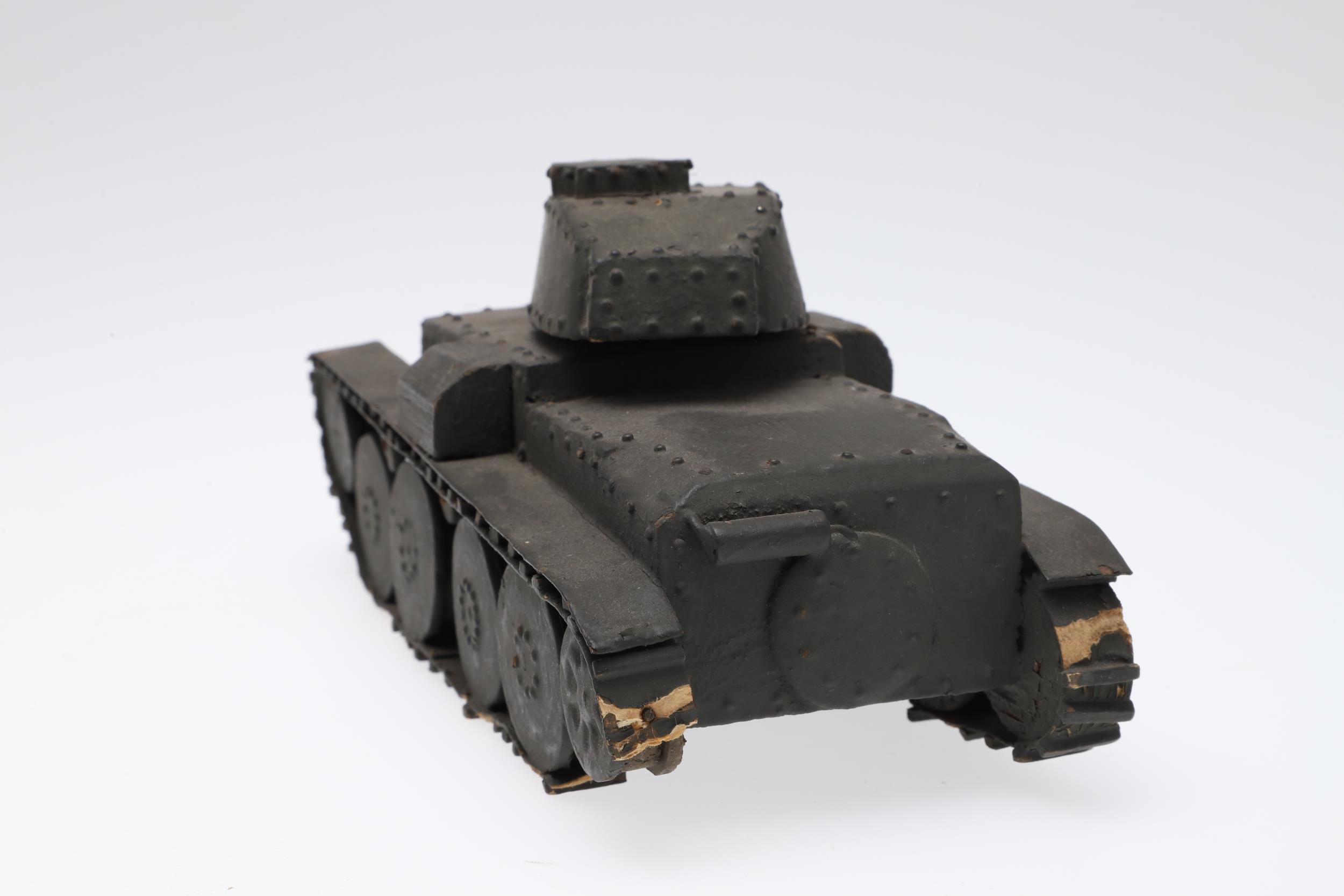 A SECOND WORLD WAR GERMAN ARMY TRAINING MODEL OF A PZ.38 TANK. - Bild 8 aus 12