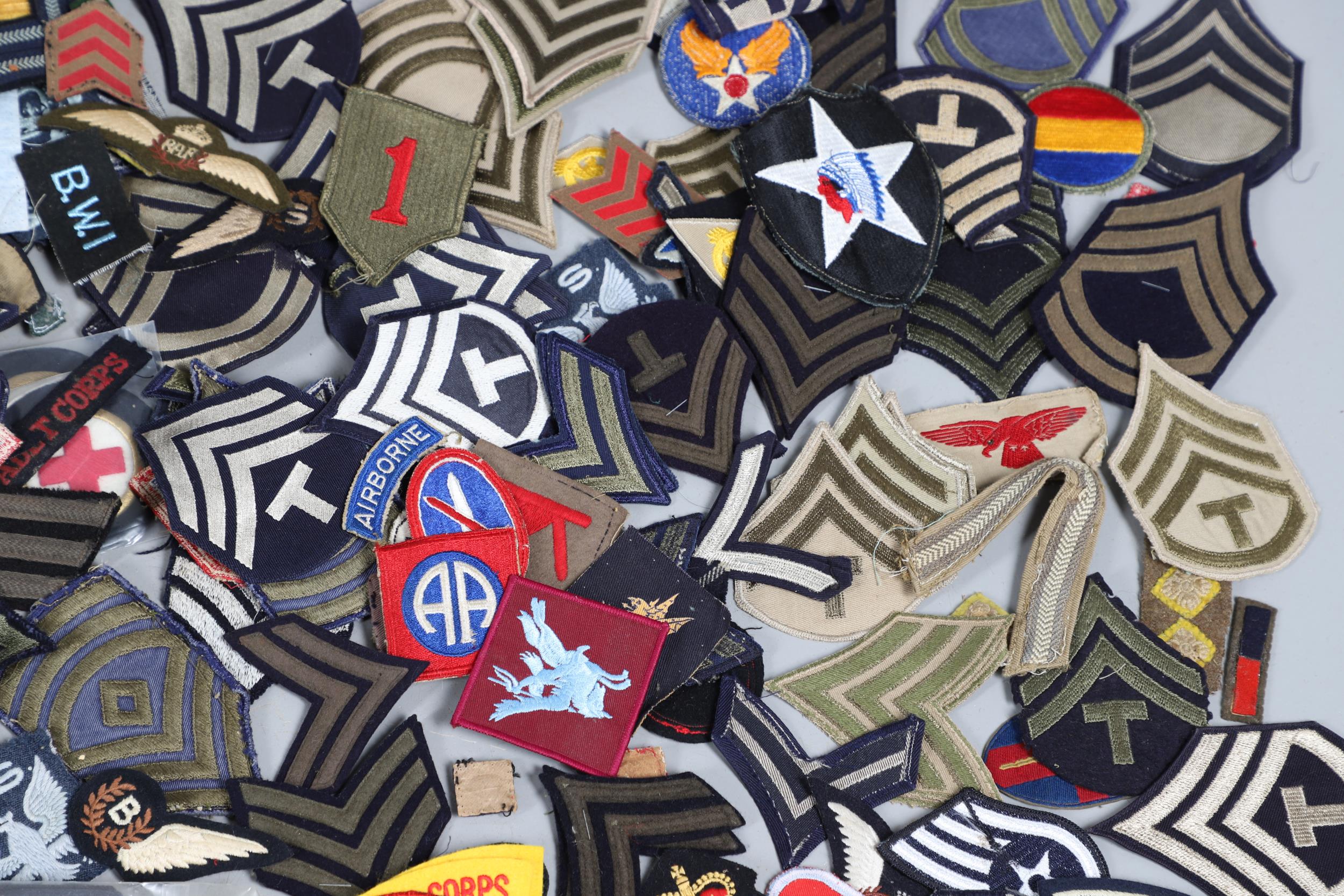AN EXTENSIVE COLLECTION OF ARMY AND AIR FORCE UNIFORM PATCHES AND RANK INSIGNIA. - Bild 12 aus 14