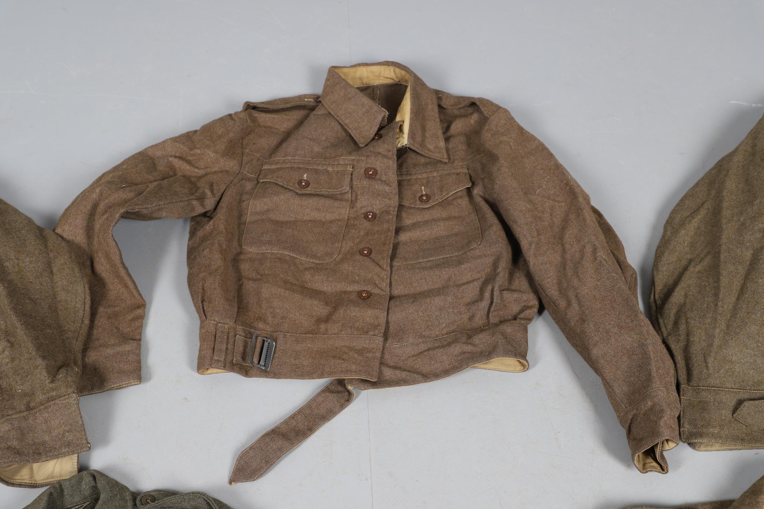 A COLLECTION OF FIVE SECOND WORLD WAR AND LATER BATTLEDRESS TUNICS. 1940 PATTERN AND SIMILAR. - Bild 5 aus 15