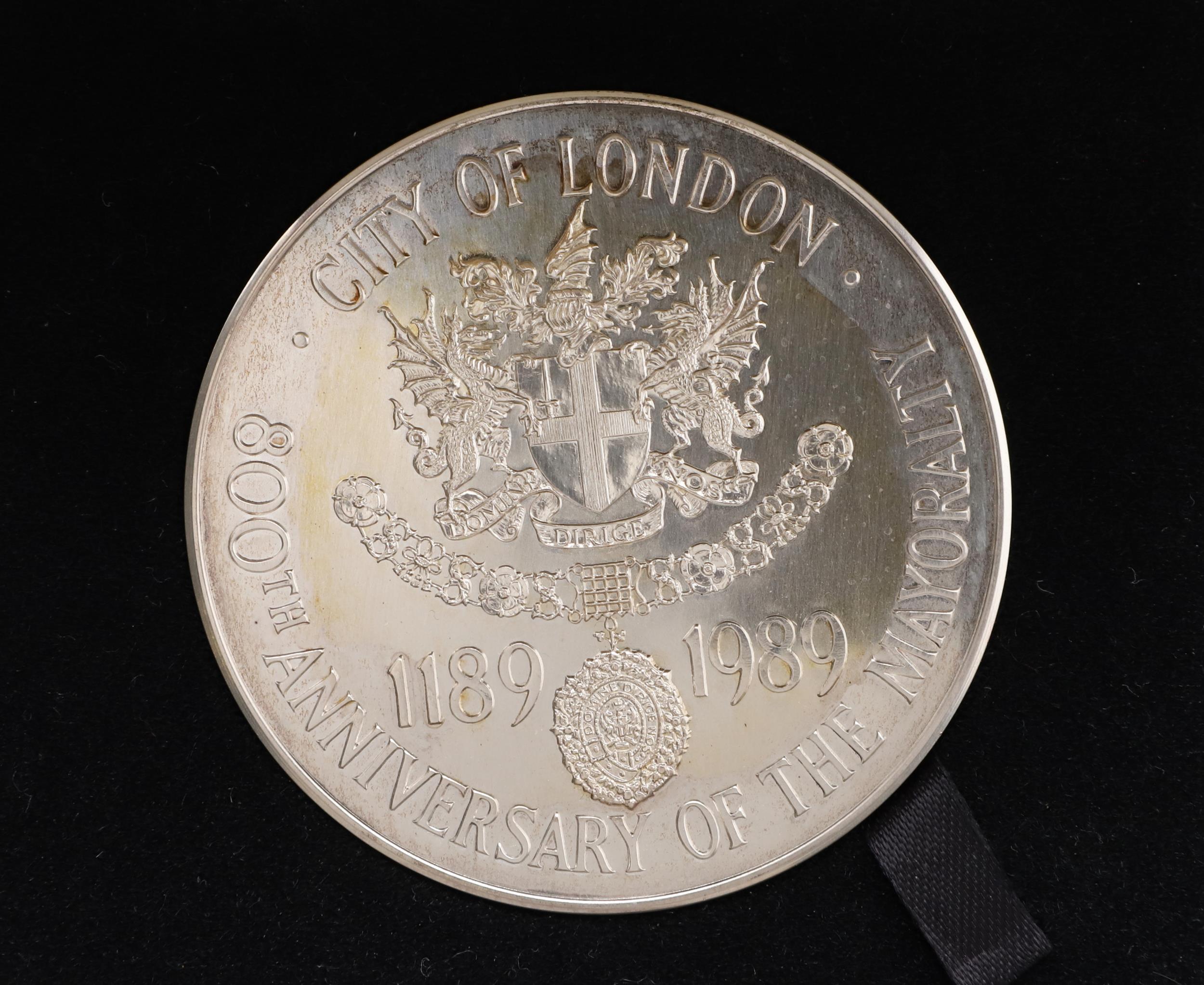 A SILVER MEDAL MARKING THE 800TH ANNIVERSARY OF THE CITY OF LONDON, 1989. - Bild 2 aus 6