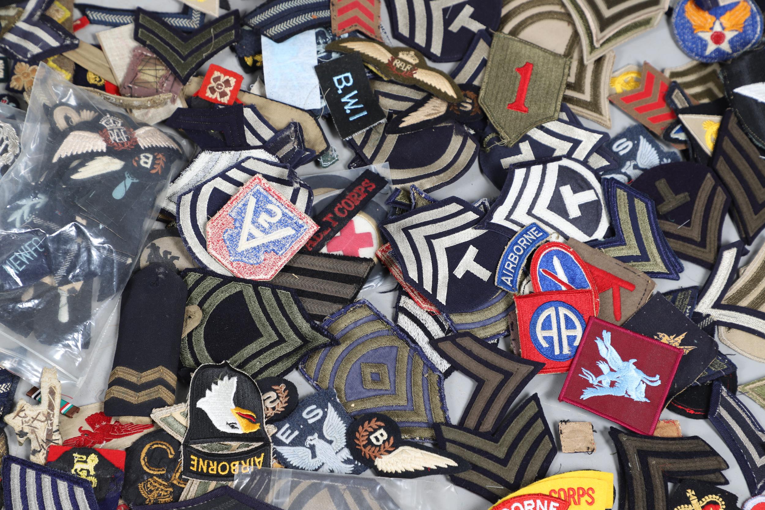 AN EXTENSIVE COLLECTION OF ARMY AND AIR FORCE UNIFORM PATCHES AND RANK INSIGNIA. - Image 11 of 14