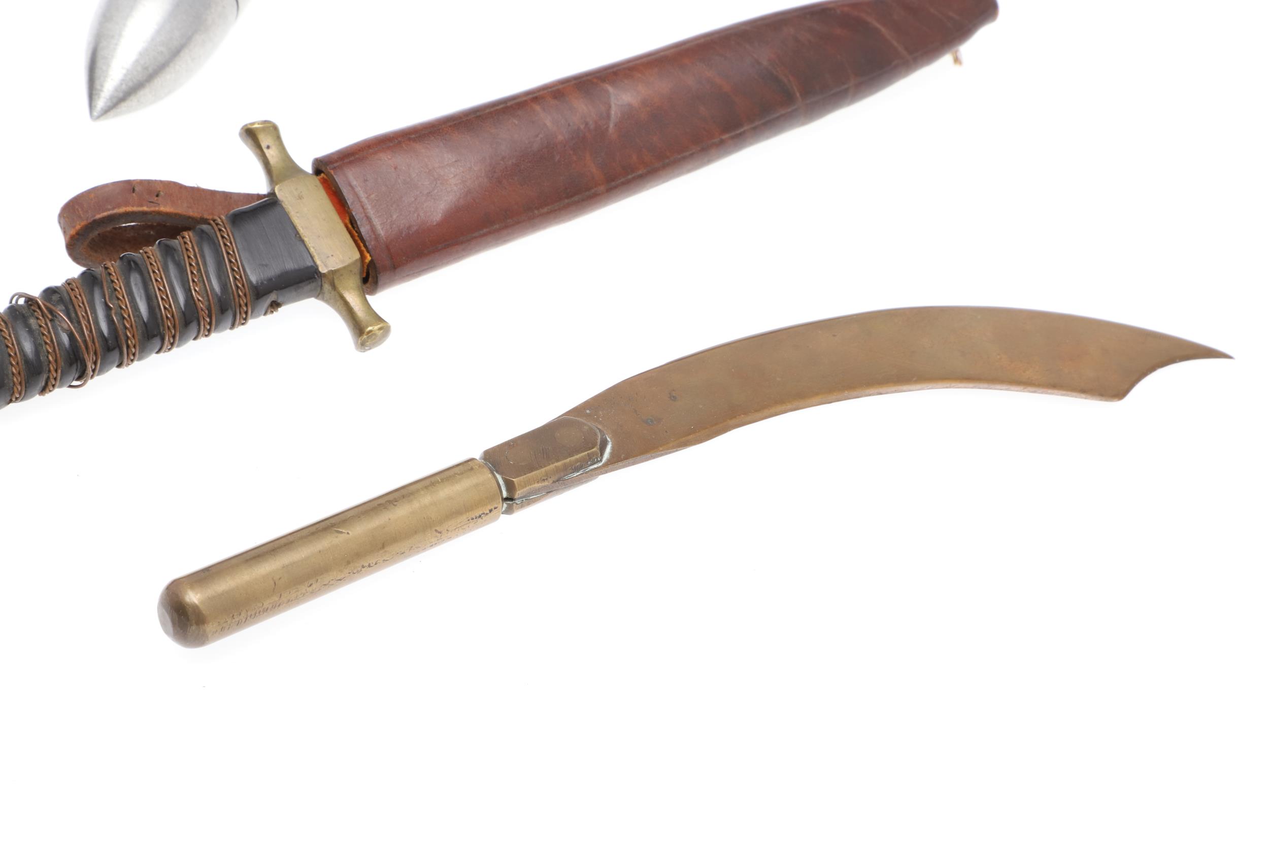 A FIRST WORLD WAR OFFICER'S PRIVATE PURCHASE DAGGER AND OTHER ITEMS. - Image 5 of 12