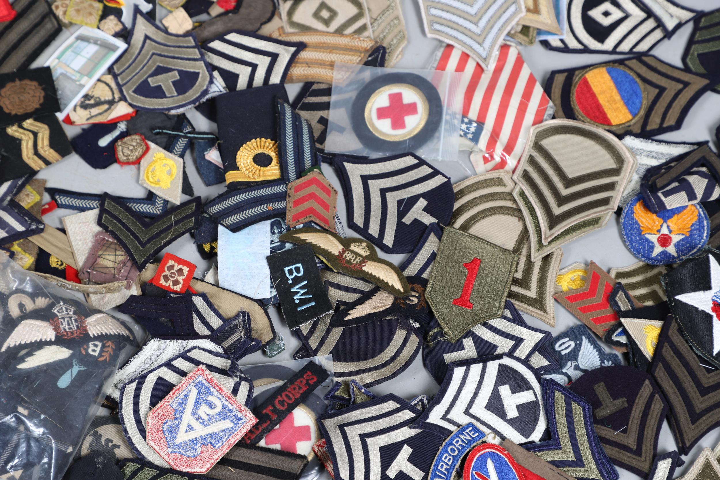 AN EXTENSIVE COLLECTION OF ARMY AND AIR FORCE UNIFORM PATCHES AND RANK INSIGNIA. - Image 10 of 14