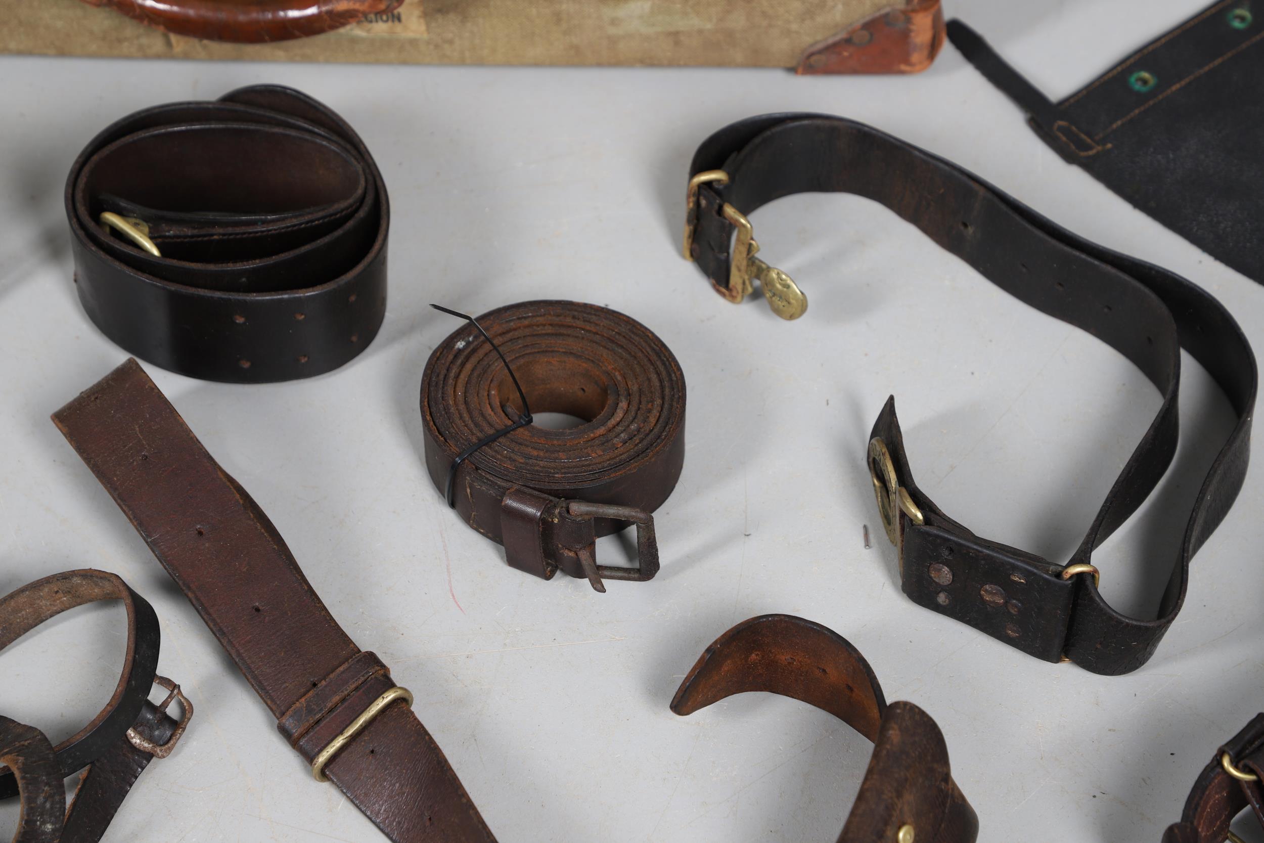 A LARGE COLLECTION OF SECOND WORLD WAR AND SIMILAR LEATHER ITEMS TO INCLUDE SAM BROWNE BELTS, GAITER - Bild 3 aus 14