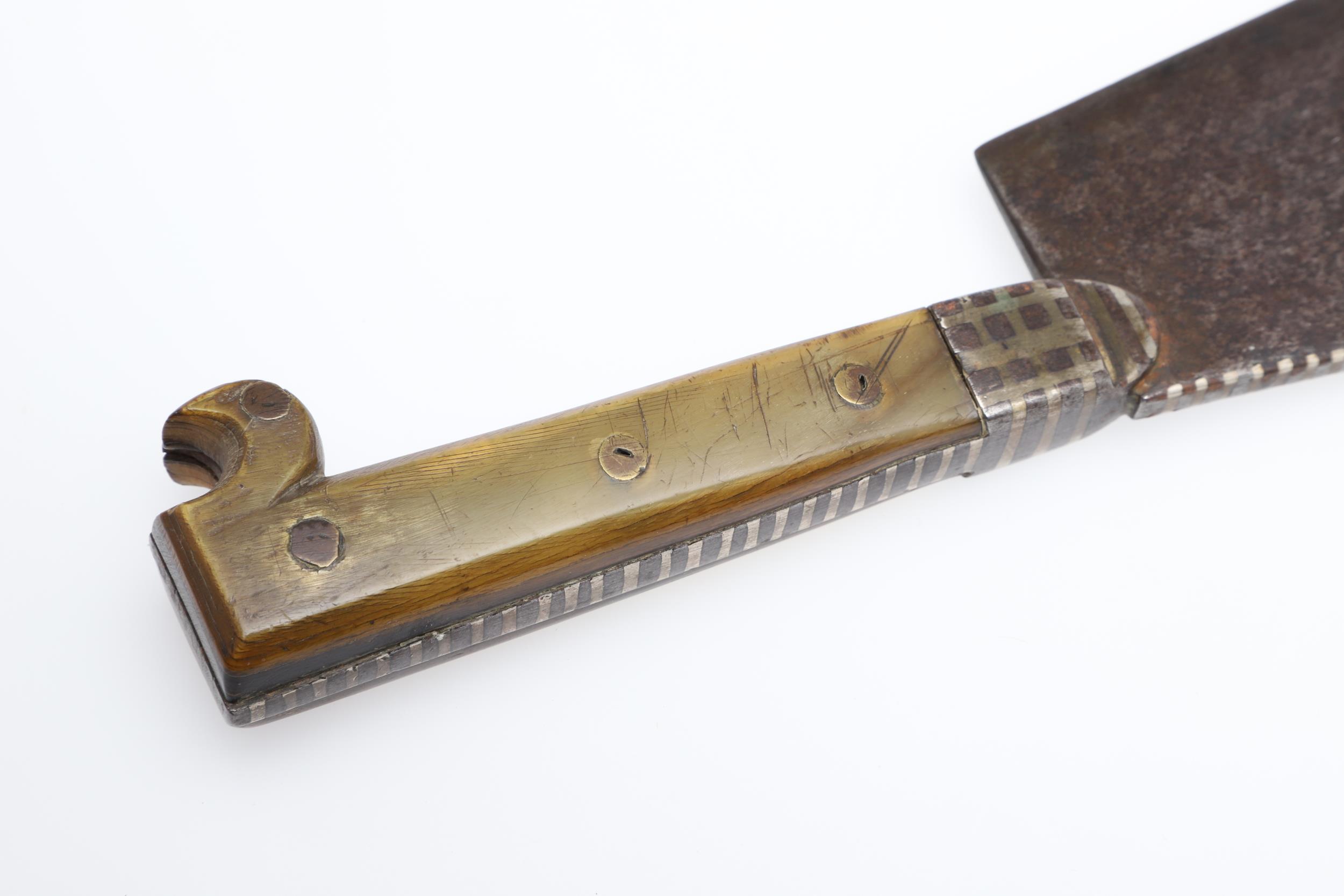 AN UNUSUAL 19TH CENTURY INDIAN HAND AXE OR KNIFE. - Image 6 of 8