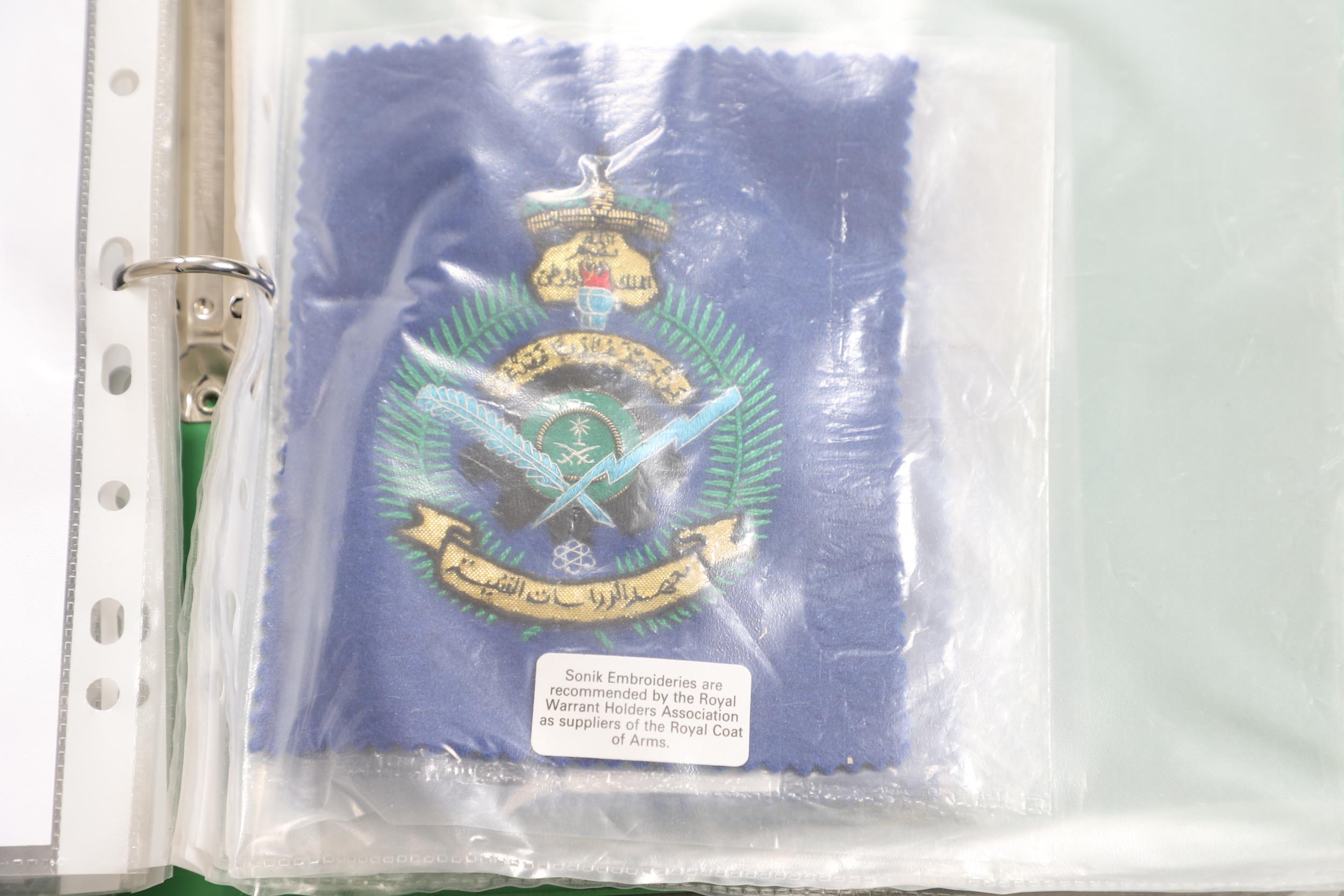 A LARGE COLLECTION OF MILITARY BADGES, MANY BLAZER BADGES AND OTHERS. - Image 20 of 23