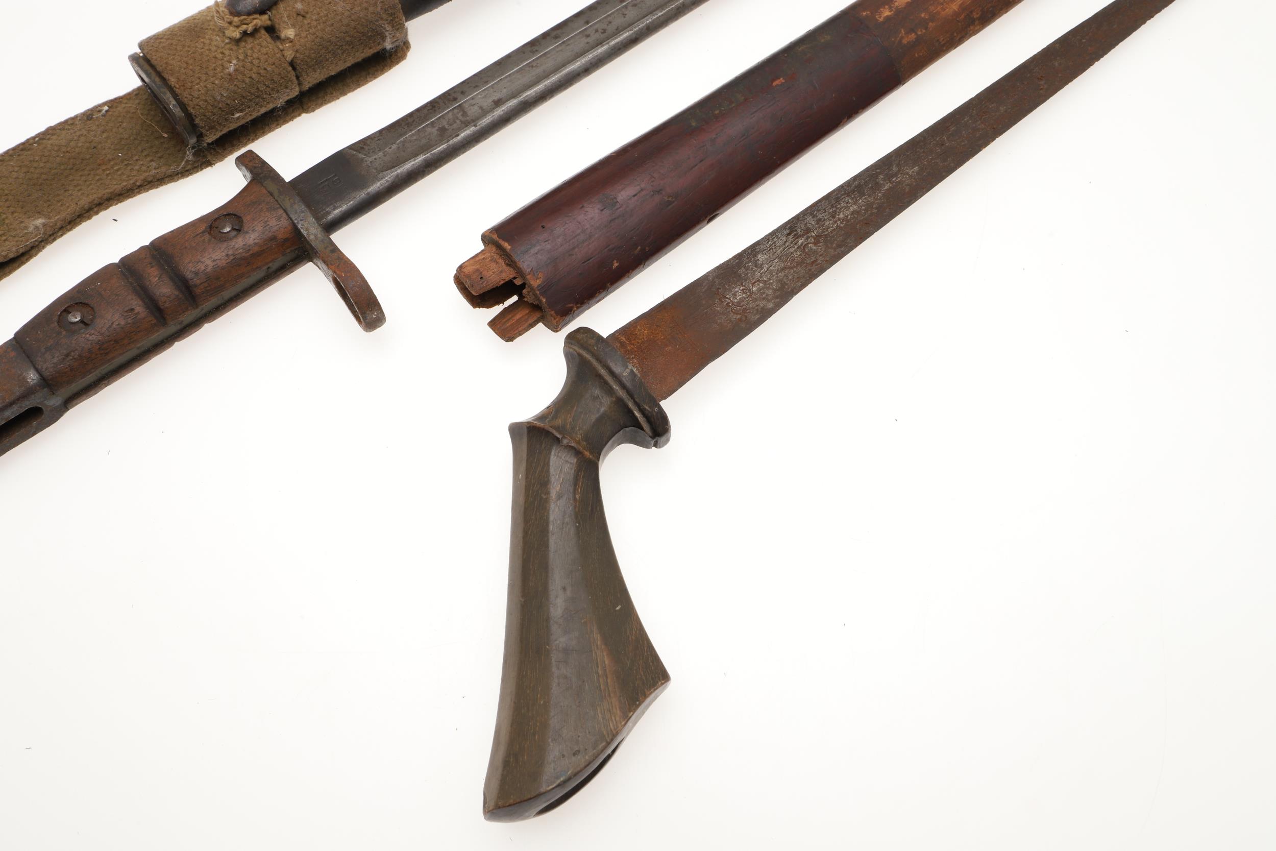 A 1913 PATTERN BAYONET AND A HORN HANDLED KNIFE. - Image 6 of 12