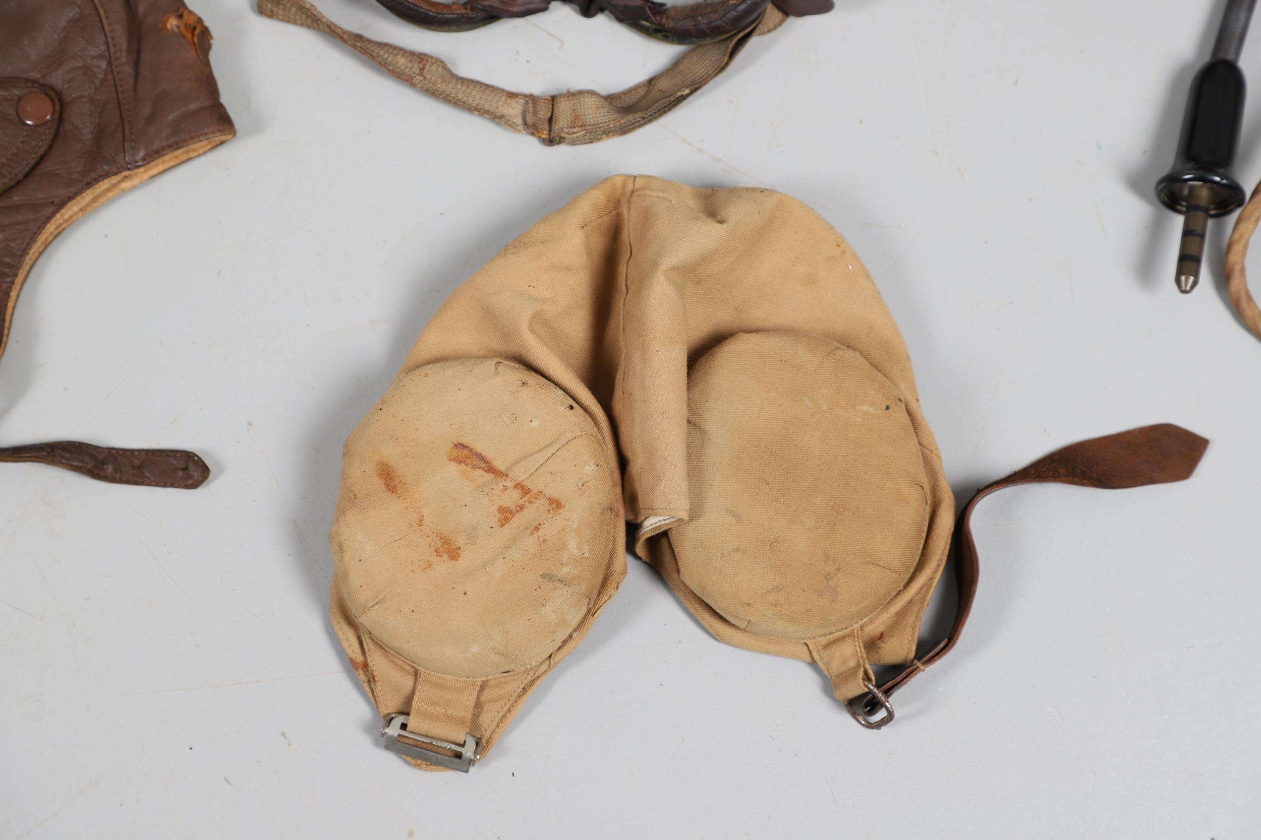 A SECOND WORLD WAR TYPE-C FLYING HELMET GOGGLES AND COMMUNICATIONS MASK. - Bild 14 aus 17