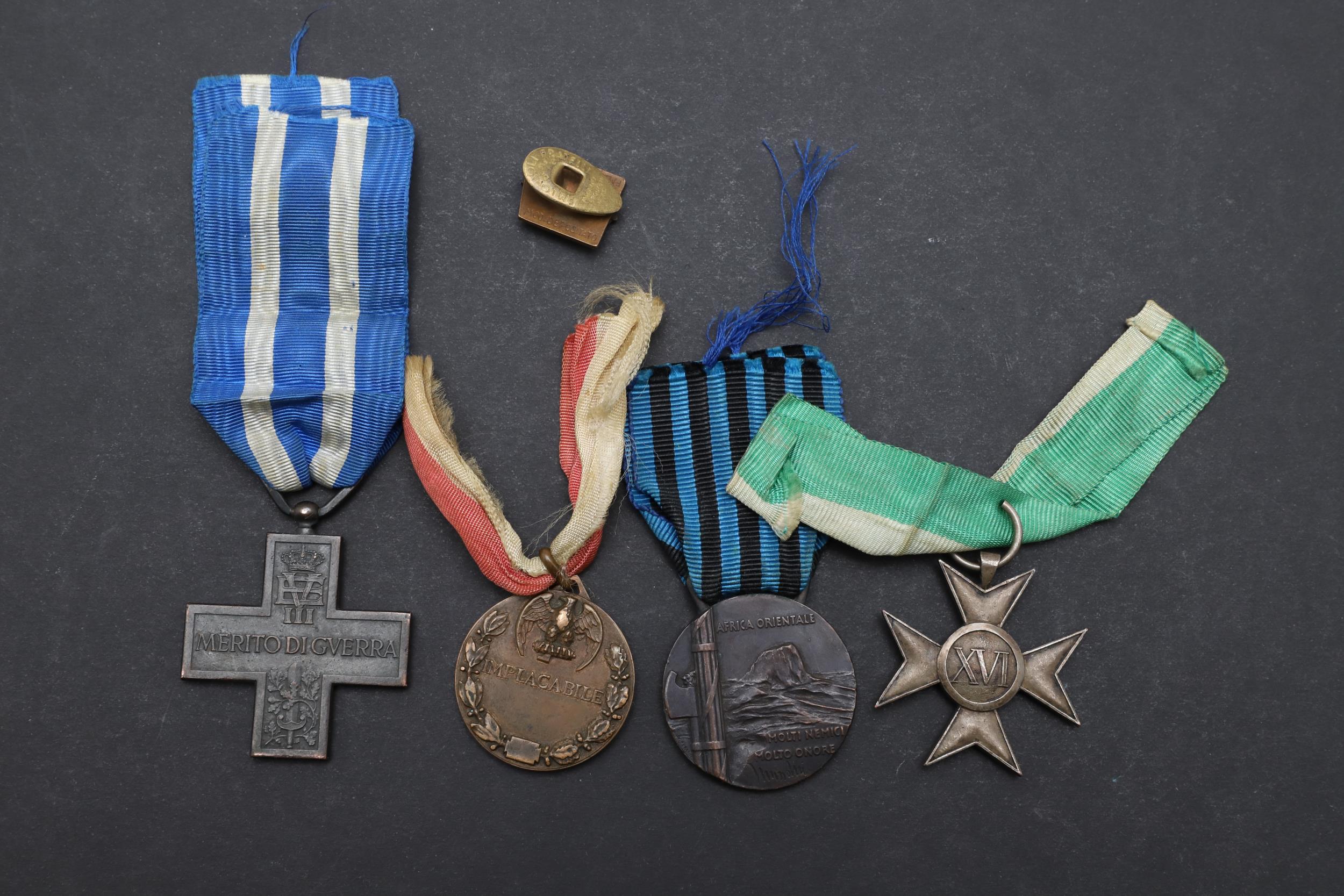 A SMALL COLLECTION OF ITALIAN SECOND WORLD WAR MEDALS AND A BADGE. - Bild 4 aus 4