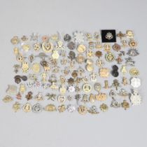 A COLLECTION OF APPROXIMATELY 100 CAP AND OTHER BADGES TO INCLUDE THE HAMPSHIRE REGIMENT AND OTHERS.