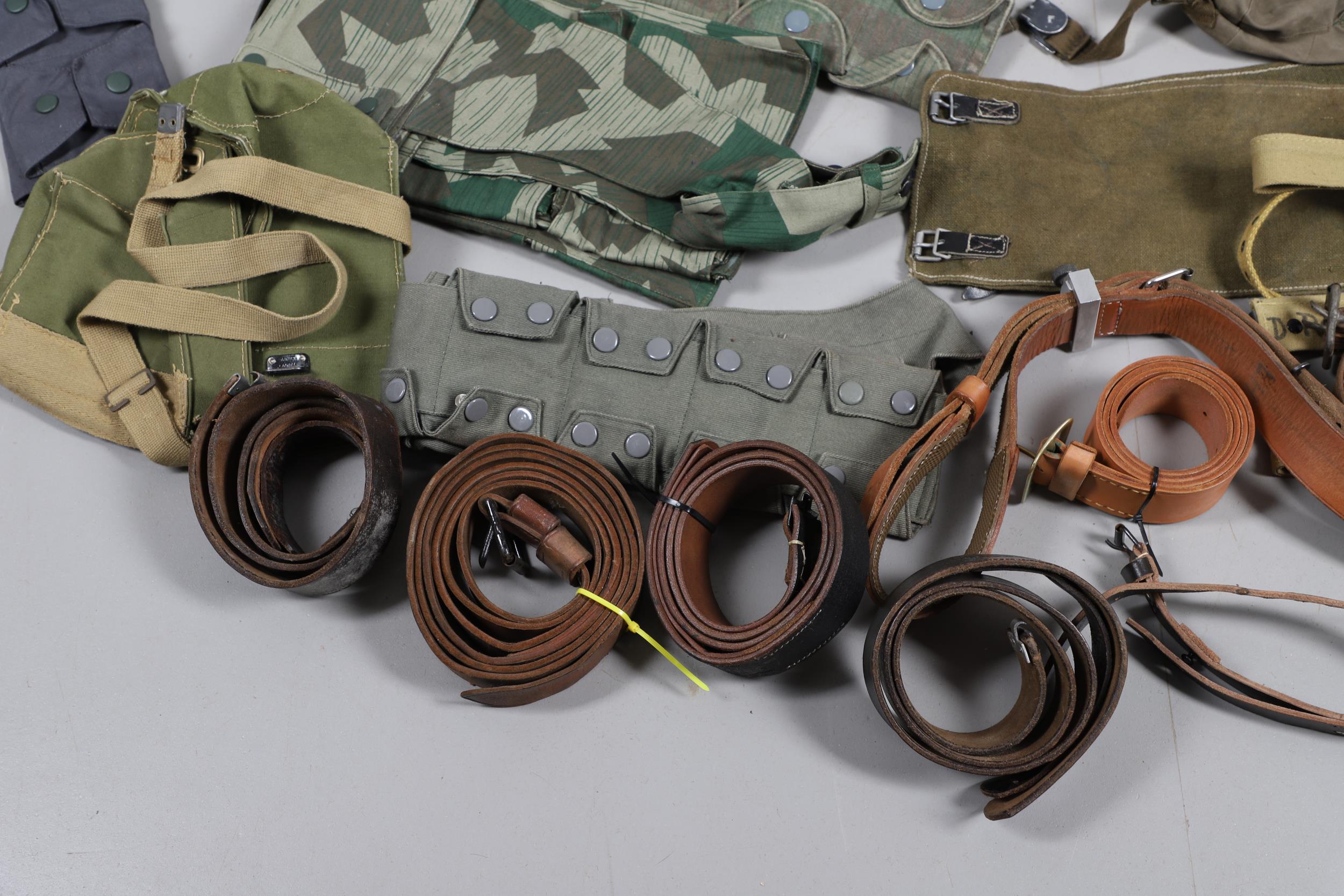 A LARGE COLLECTION OF WEBBING BELTS, KNEE PADS AND OTHER UNIFORM ITEMS, SECOND WORLD WAR AND LATER. - Bild 24 aus 28