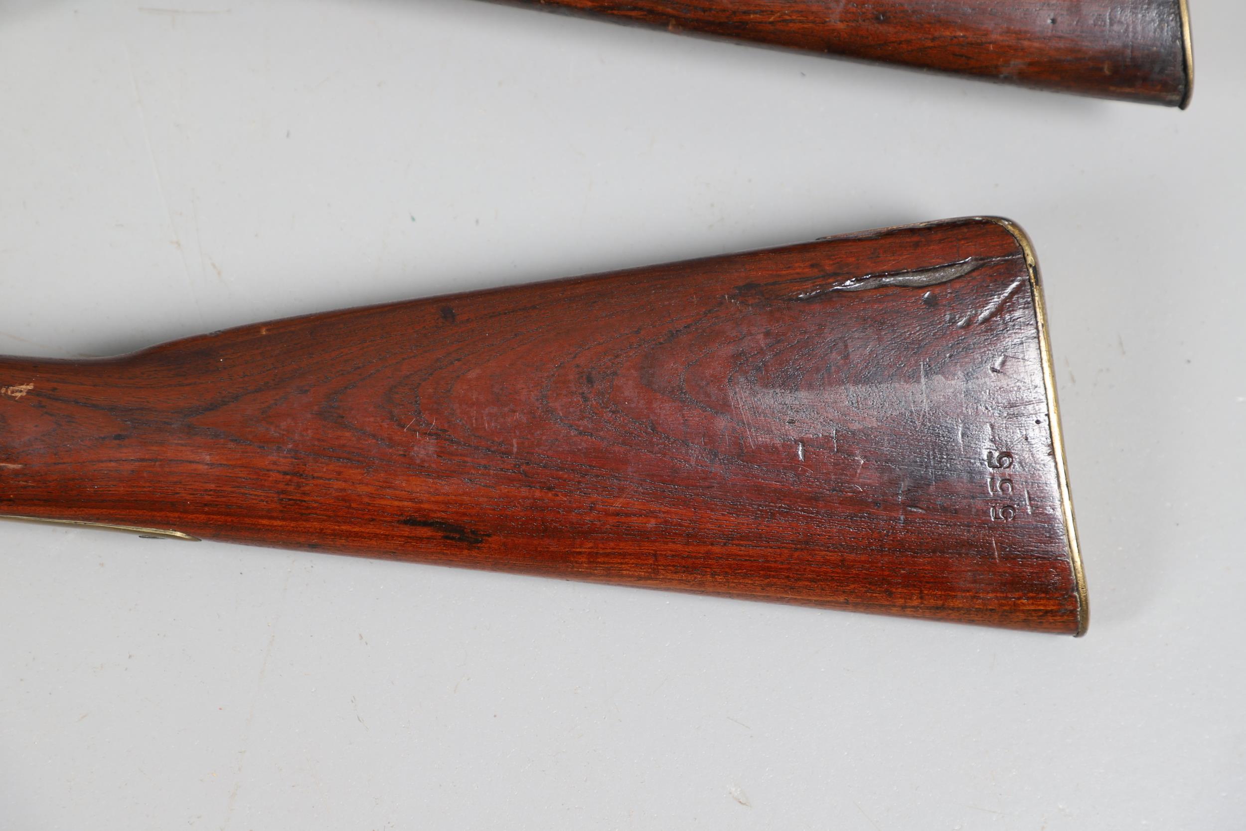 A 19TH CENTURY ENFIELD TYPE PERCUSSION FIRING RIFLE AND ANOTHER SIMILAR. - Image 20 of 23