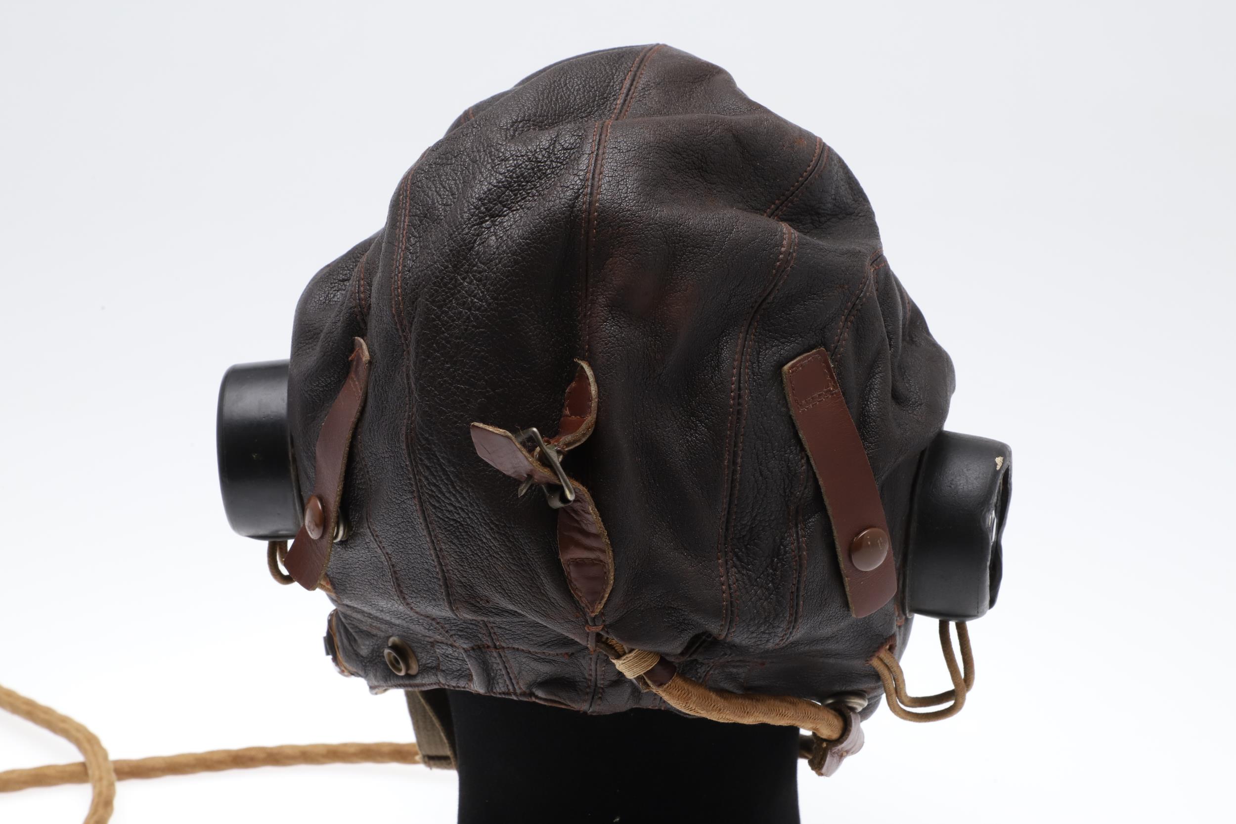 AN AIR MINISTRY TYPE C FLYING HELMET, GOGGLES AND GLOVES. - Image 14 of 21