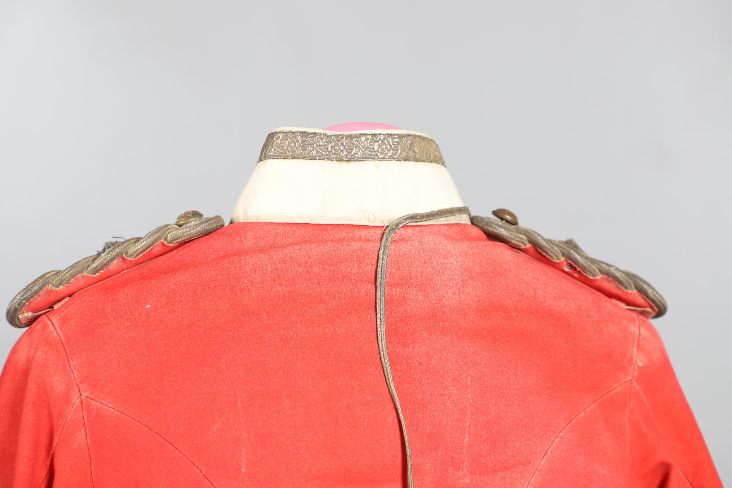 AN EARLY 20TH CENTURY SCARLET TUNIC FOR THE WORCESTER REGIMENT. - Image 9 of 16