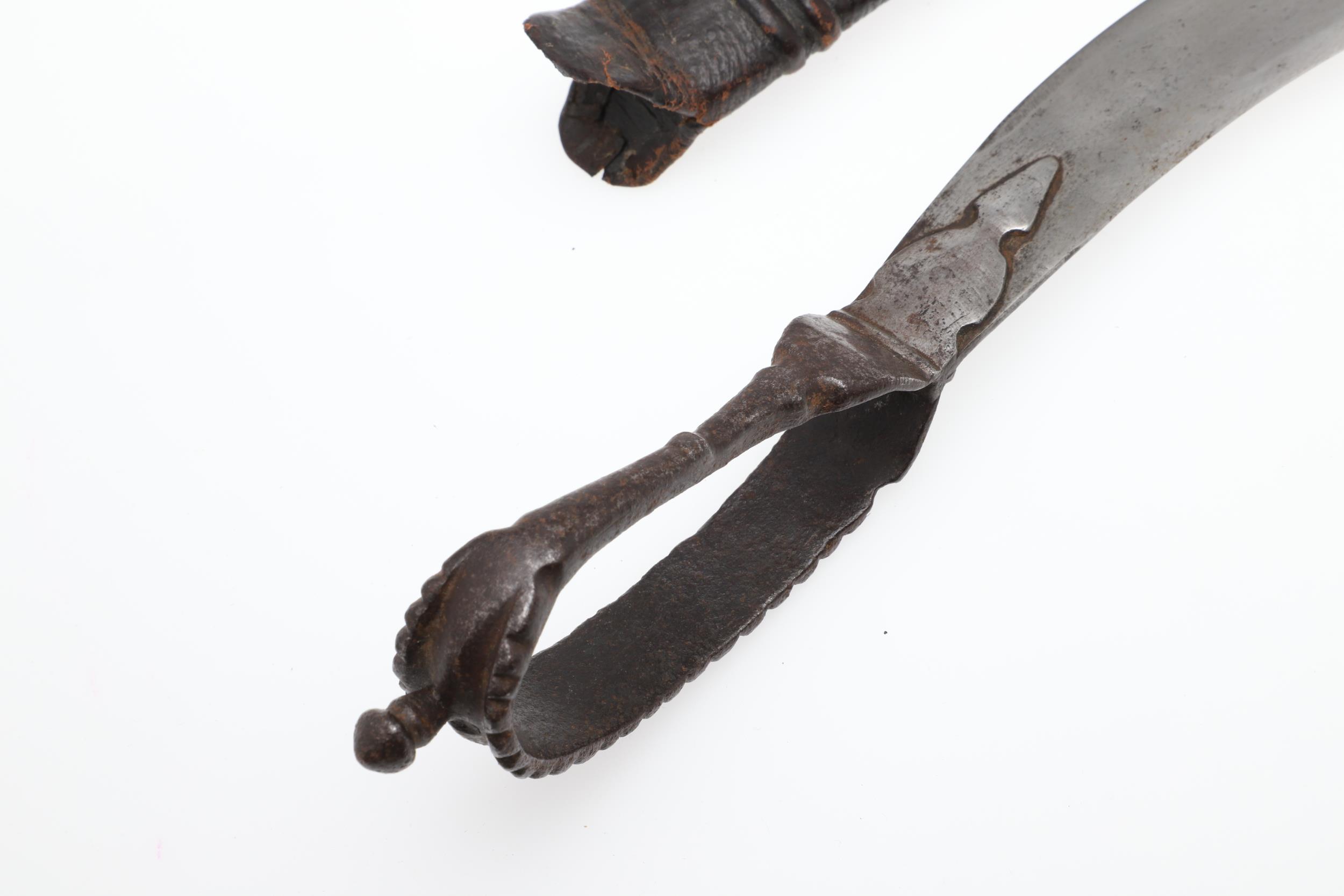 AN INDIAN BICHWA KNIFE AND SCABBARD. - Image 8 of 10