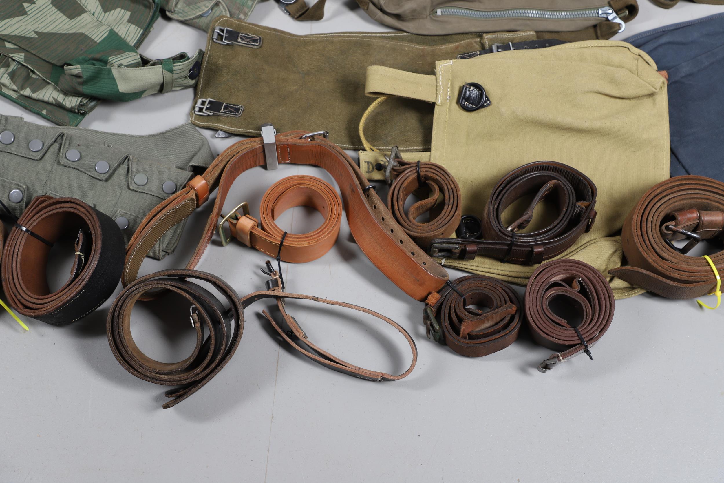 A LARGE COLLECTION OF WEBBING BELTS, KNEE PADS AND OTHER UNIFORM ITEMS, SECOND WORLD WAR AND LATER. - Bild 25 aus 28