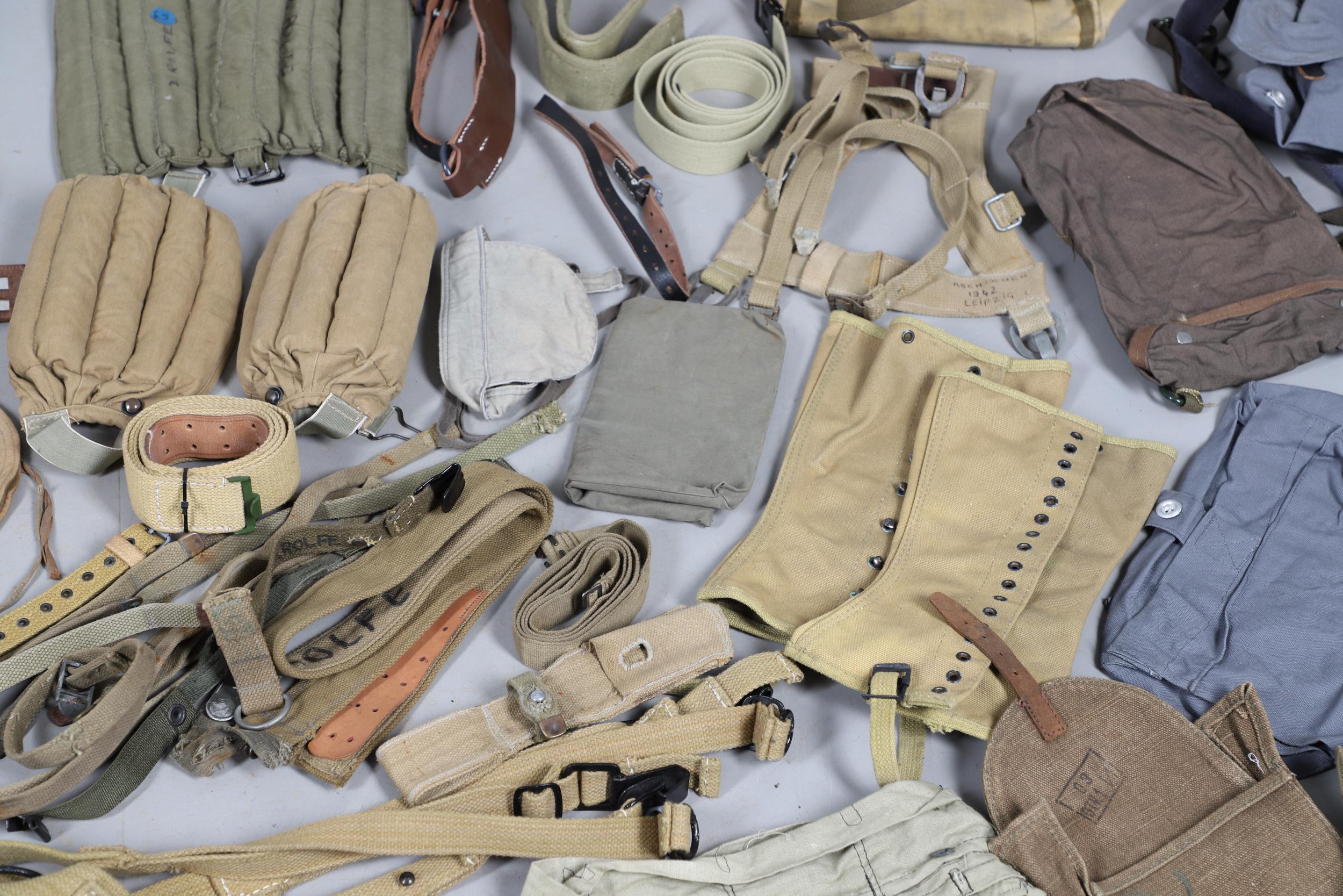 A LARGE COLLECTION OF WEBBING BELTS, KNEE PADS AND OTHER UNIFORM ITEMS, SECOND WORLD WAR AND LATER. - Bild 9 aus 28
