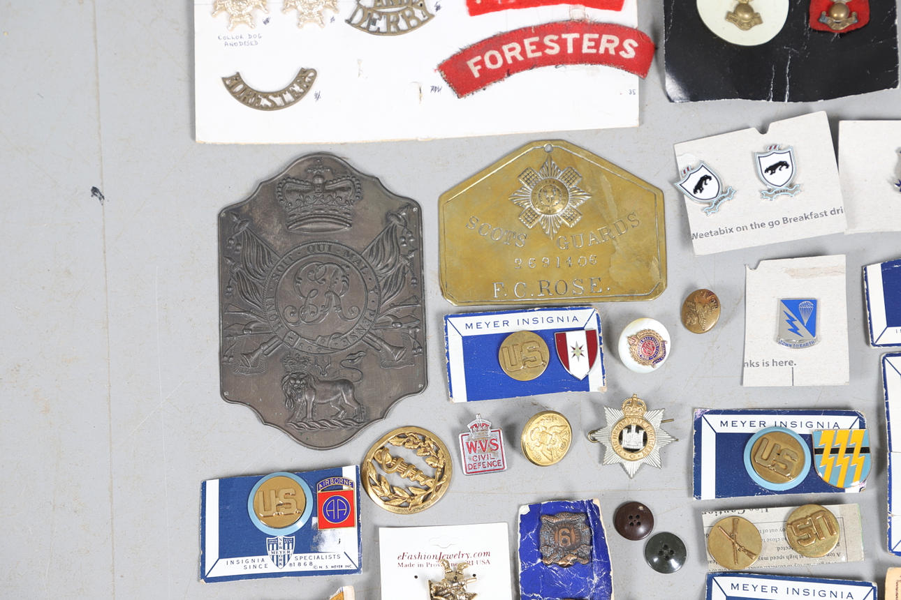 A MIXED COLLECTION OF MILITARY BADGES AND BUTTONS TO INCLUDE A FIRST WORLD WAR 'ON WAR SERVICE' BADG - Image 10 of 11