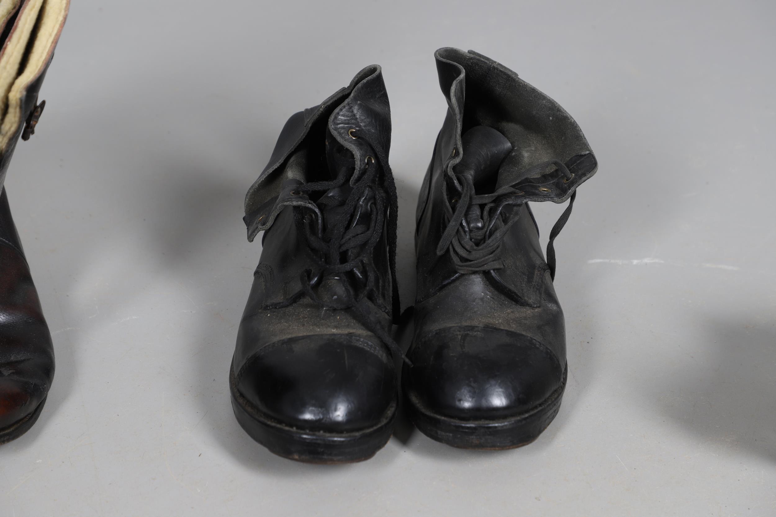 A COLLECTION OF MILITARY TYPE BOOTS TO INCLUDE A PAIR OF GERMAN TYPE BOOTS. - Bild 5 aus 14