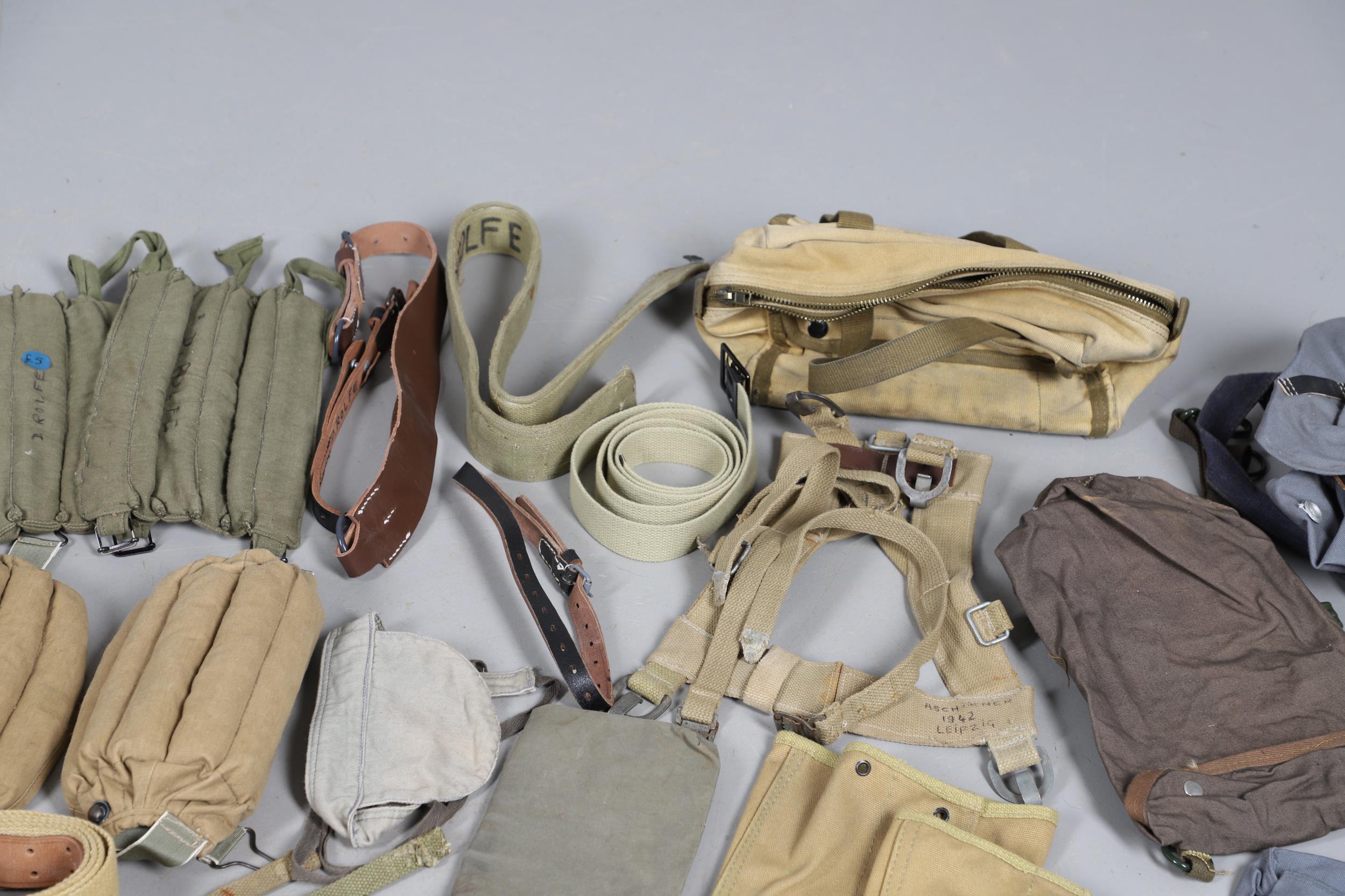 A LARGE COLLECTION OF WEBBING BELTS, KNEE PADS AND OTHER UNIFORM ITEMS, SECOND WORLD WAR AND LATER. - Bild 2 aus 28