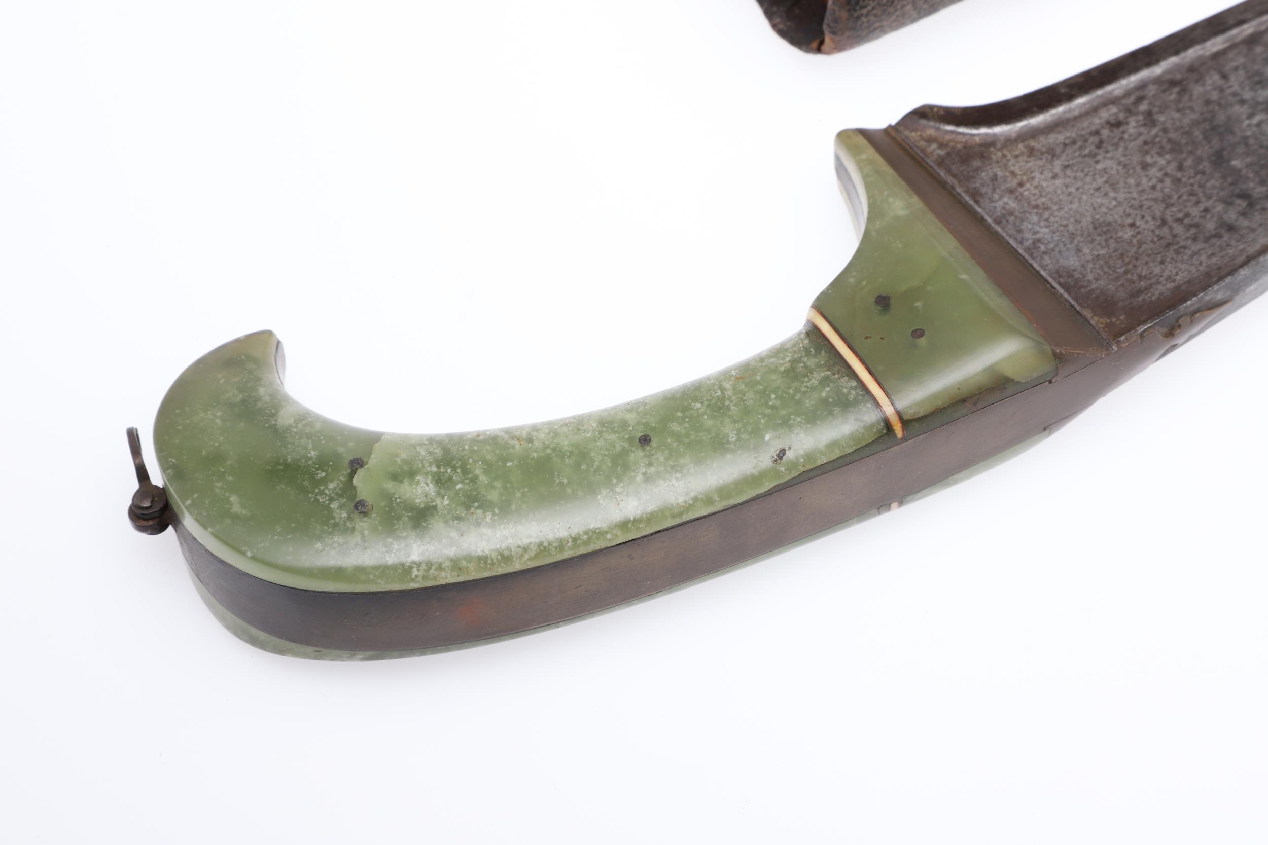 A FINE NORTH INDIAN 19TH CENTURY JADE HANDLED PESH KABZ KNIFE AND SCABBARD. - Image 8 of 11