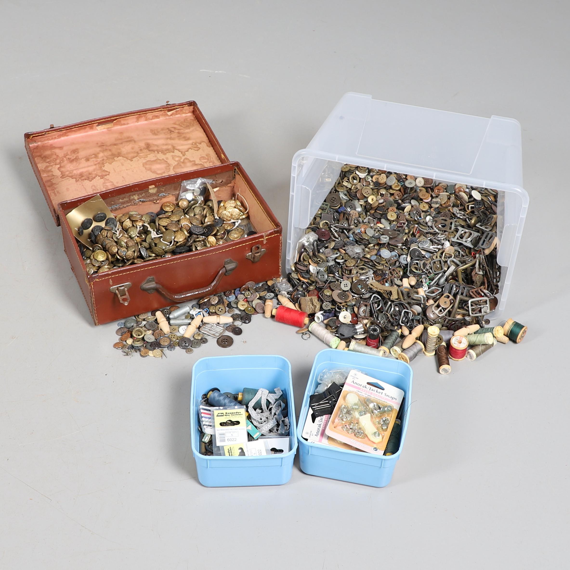AN EXTENSIVE COLLECTION OF MILITARY BUTTONS AND OTHERS.