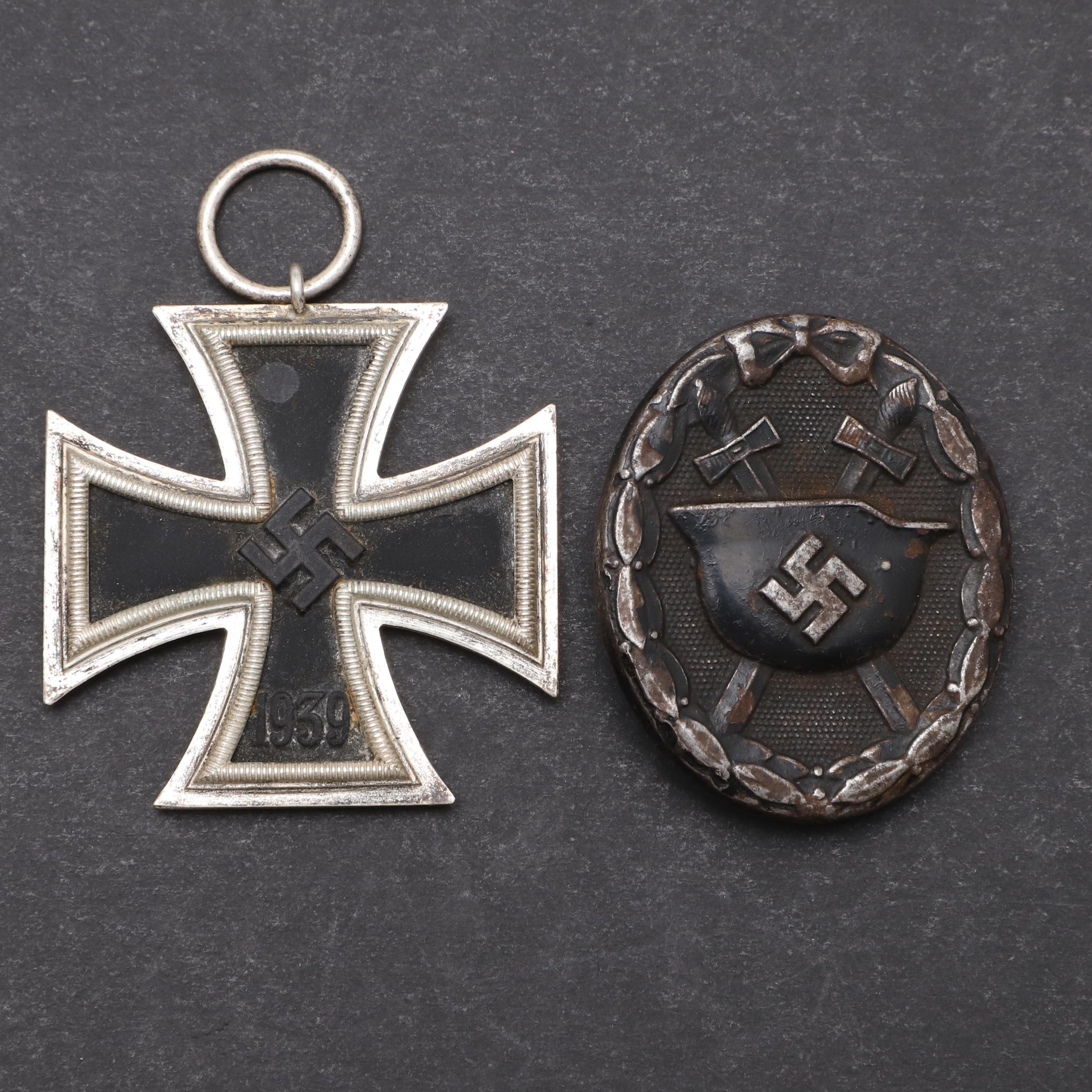 A SECOND WORLD WAR GERMAN WOUND BADGE AND AN IRON CROSS. - Bild 2 aus 4