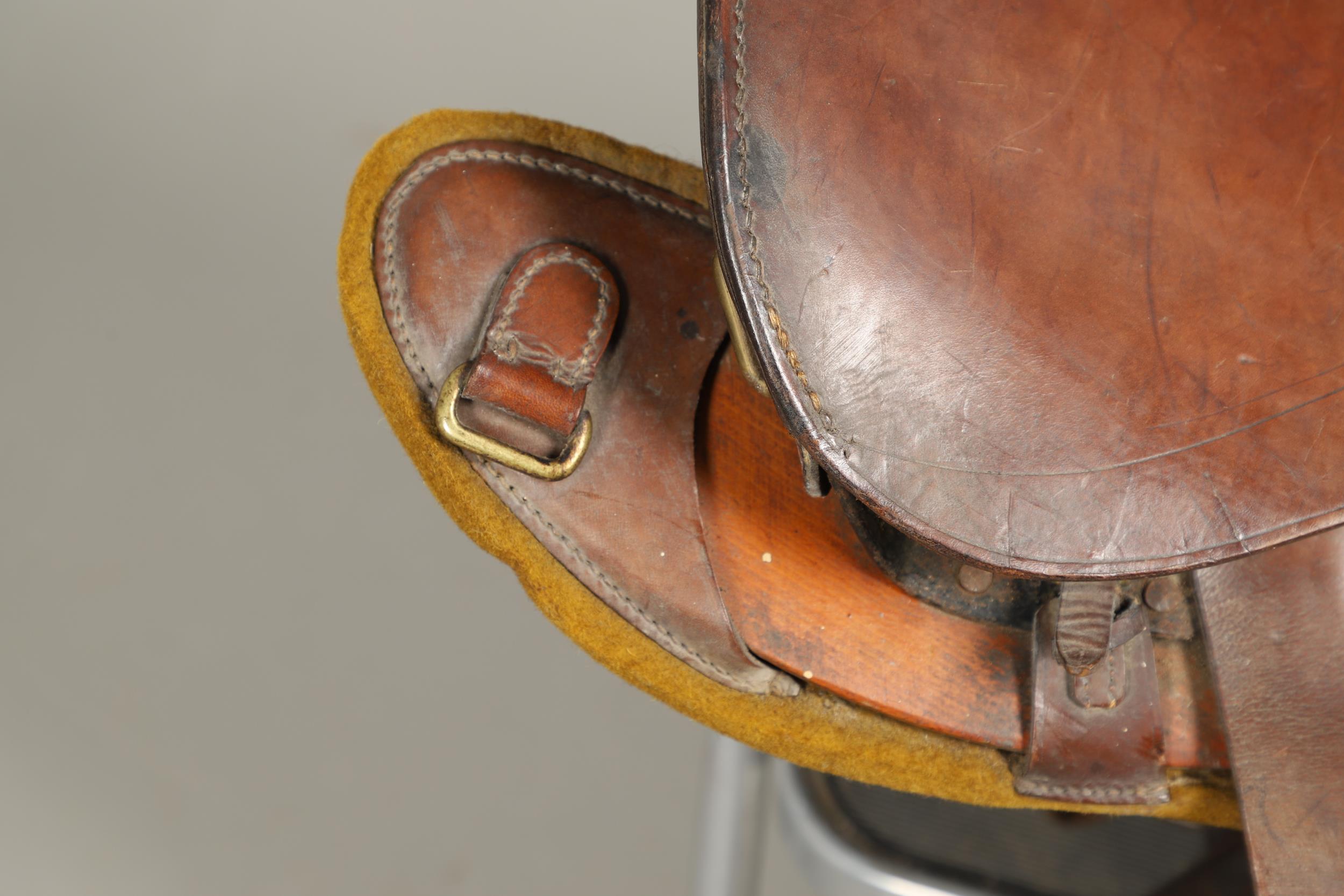 A SECOND WORLD WAR PERIOD 1912 PATTERN CAVALRY SADDLE BY CLIFF OF WALSALL. - Bild 3 aus 16