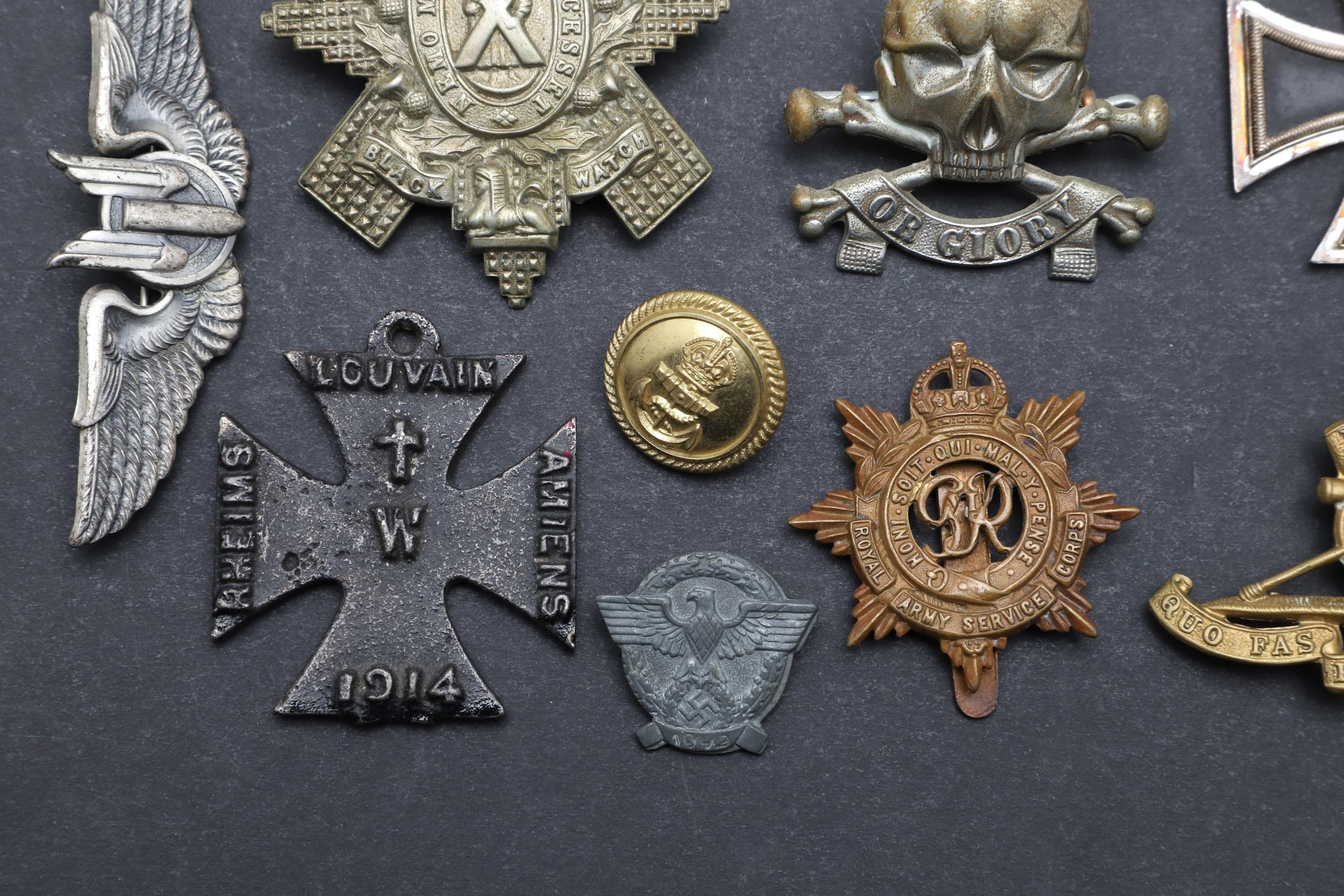 A COLLECTION OF SECOND WORLD WAR GERMAN AND BRITISH BADGES TO INCLUDE A WOUND BADGE. - Image 8 of 9